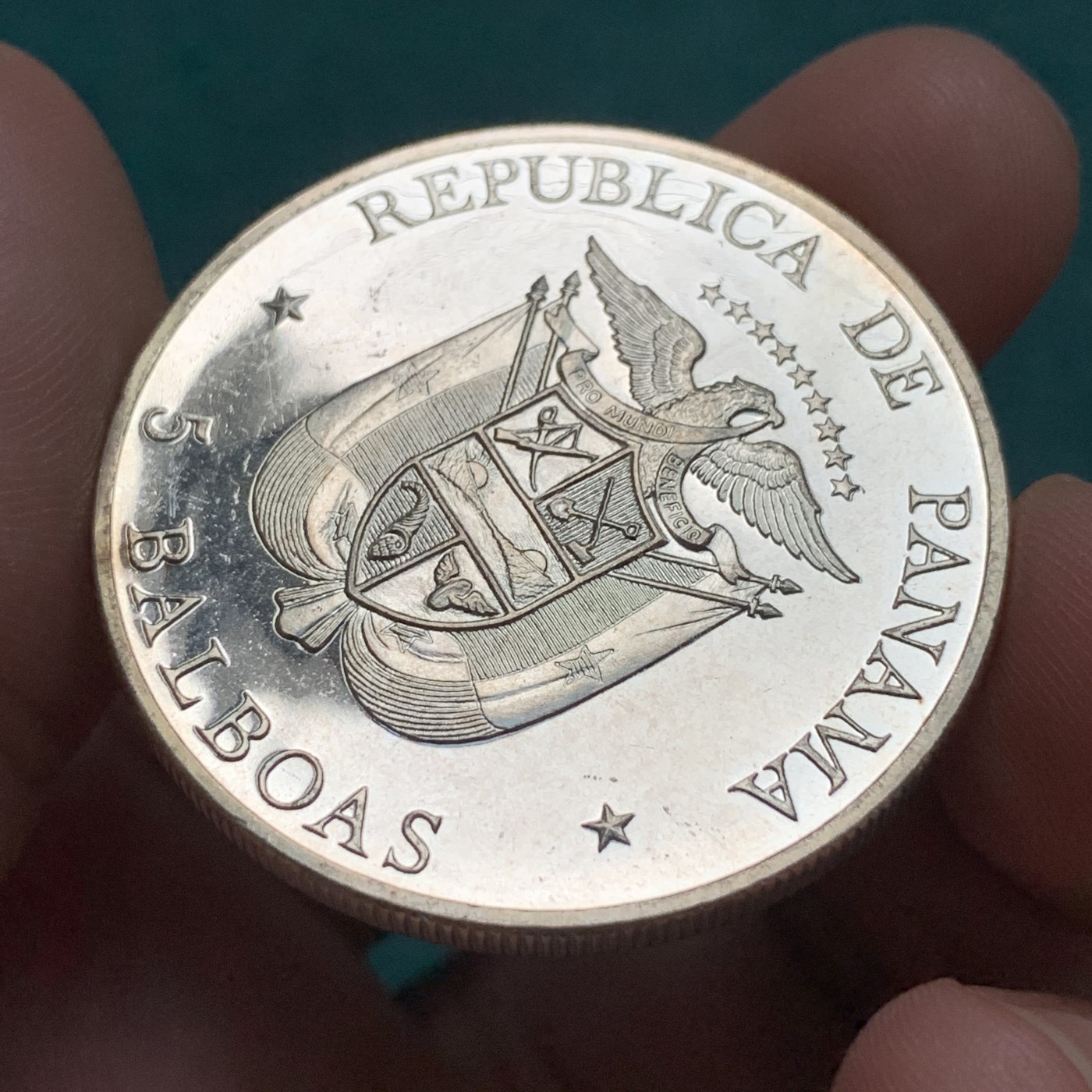 《竞宝斋》第186场-周日，周一 2场 (全场包邮) 巴拿马1972年握草5巴波亚精制大银币，900银，直径38.8mm，重量35g