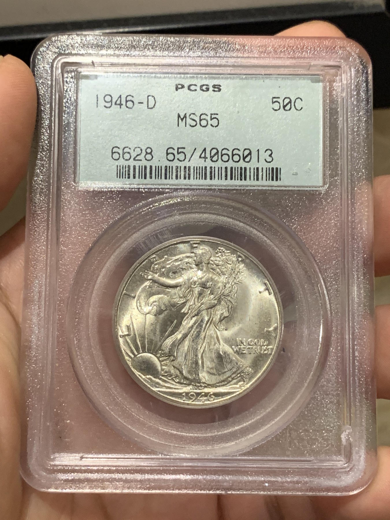 《竞宝斋》第186场-周日，周一 2场 (全场包邮) PCGS-MS65 1946D行走女神半美元银币，车轮转光，65收藏级分数。盒下角有小磕，保存无碍。PC古董级小绿盒，市面上已越来越少见