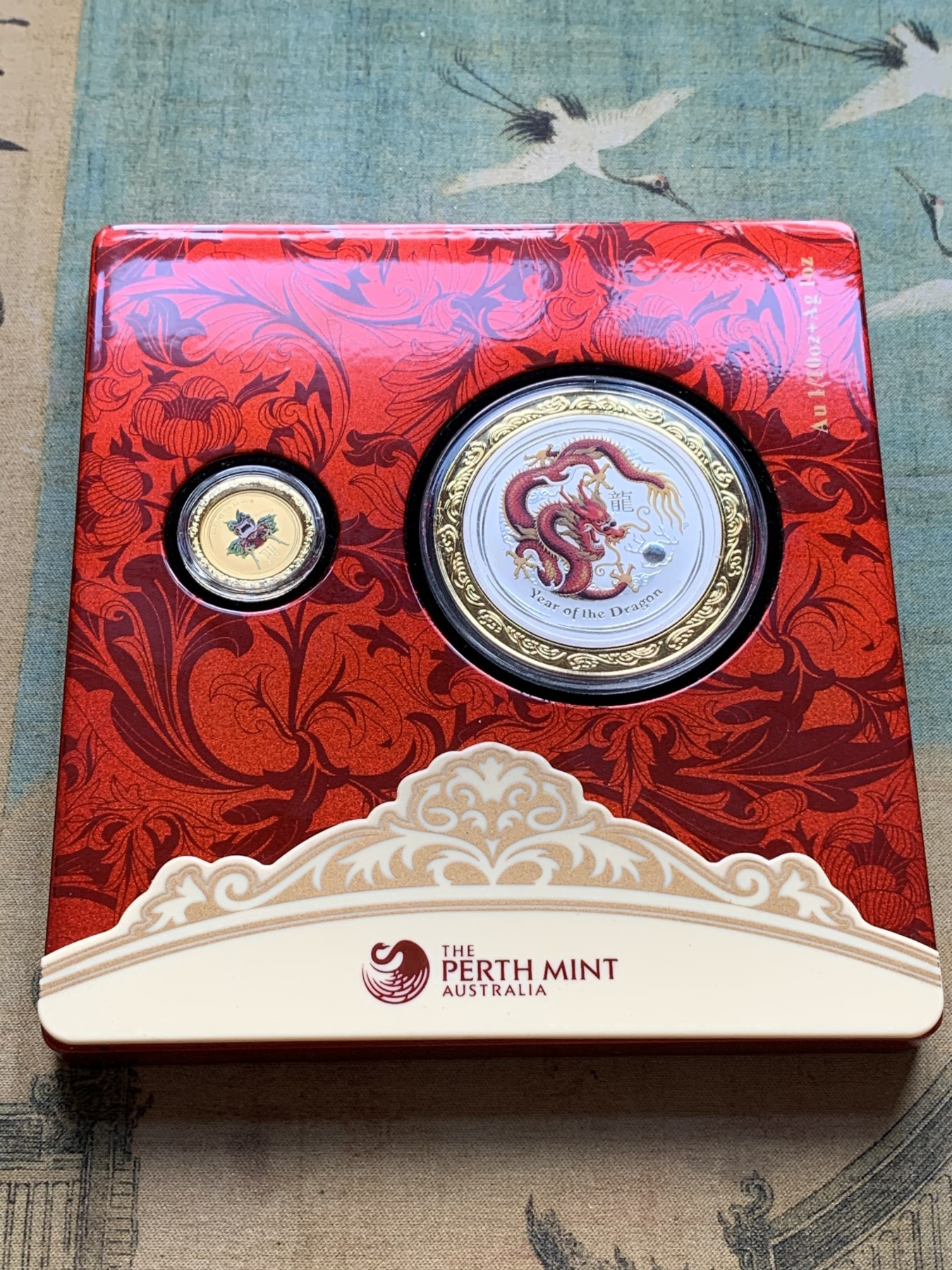 《竞宝斋》第186场-周日，周一 2场 (全场包邮) 澳大利亚2012年龙年生肖纪念彩色金银币套装，原盒带证书。1/10盎司金币3.1克9999金和1盎司银币，珀斯铸币局造