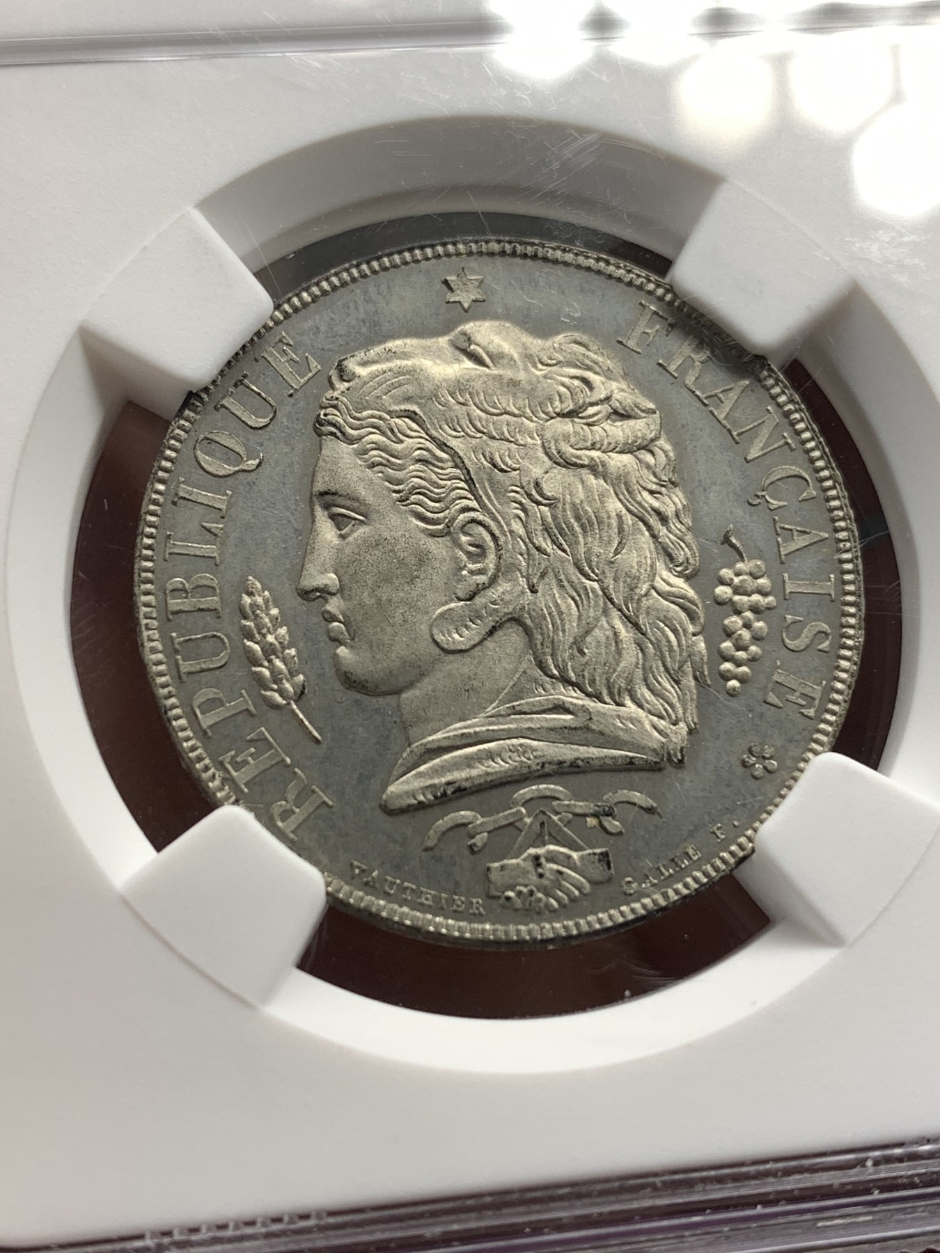 《竞宝斋》第186场-周日，周一 2场 (全场包邮) NGC MS64 法国二共大力神10C样币，正反面精致面十分讨喜正面大力神的设计特别精美！高分样币难得也少见！更高分只有2枚