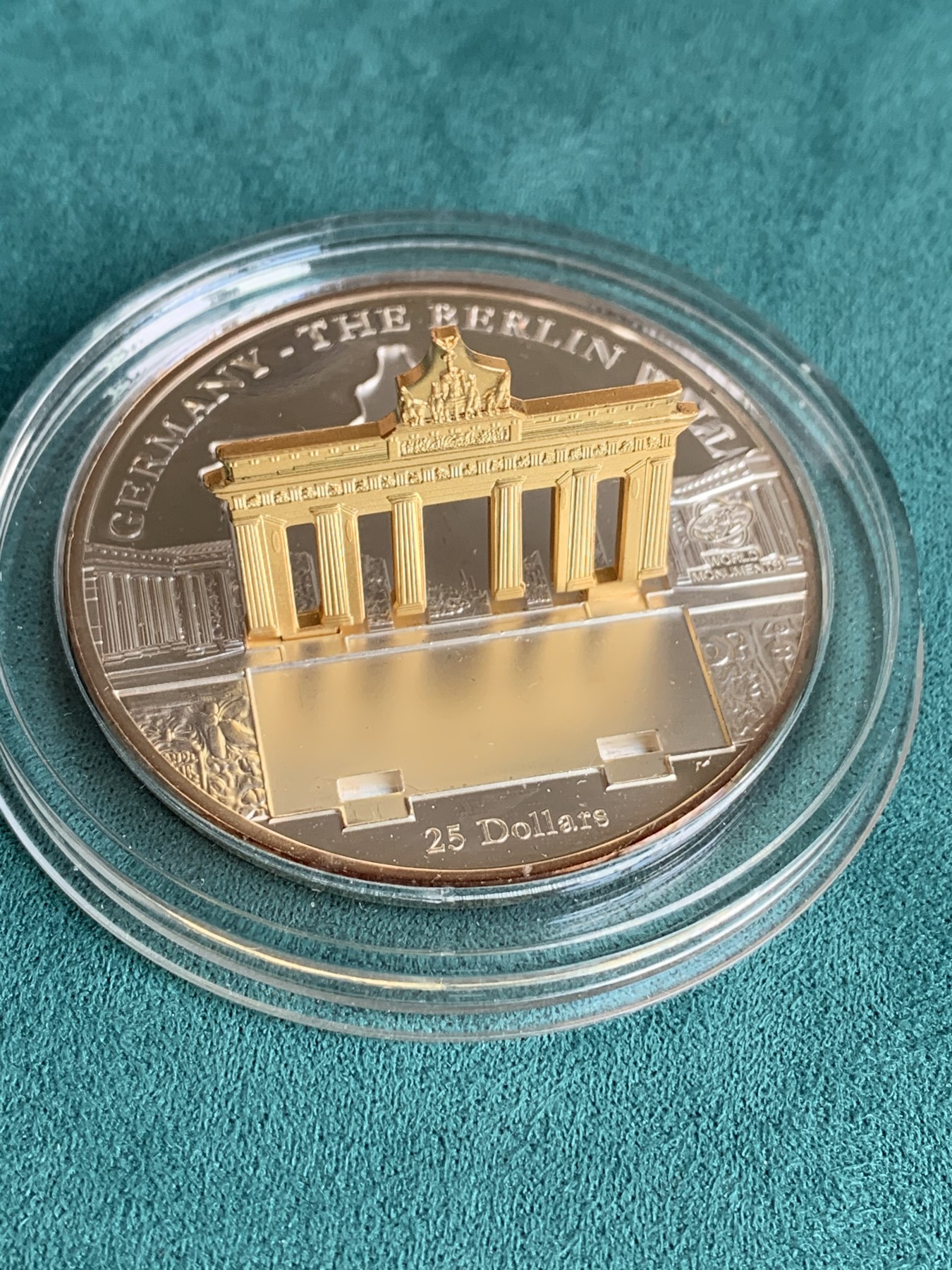 《竞宝斋》第186场-周日，周一 2场 (全场包邮) 库克2009年世界奇观德国勃兰登堡门柏林墙精制立体镀金纪念银币 999银 100.3克 实物见图