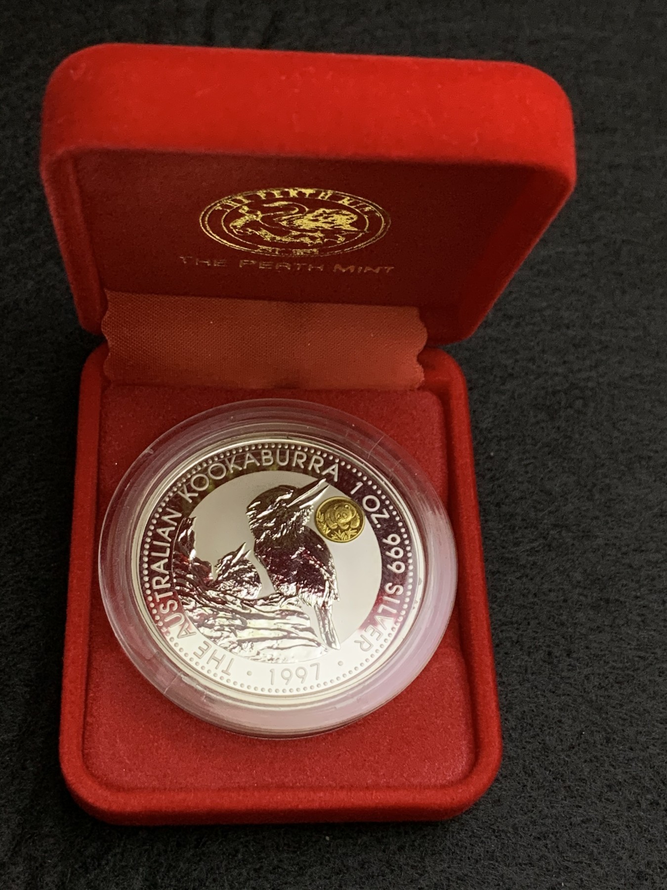 《竞宝斋》第186场-周日，周一 2场 (全场包邮) 澳大利亚 1997年 翠鸟 密印金熊猫1盎司银币 999银 31.1克 带盒证 1币1证 1.5W的量 少见品种