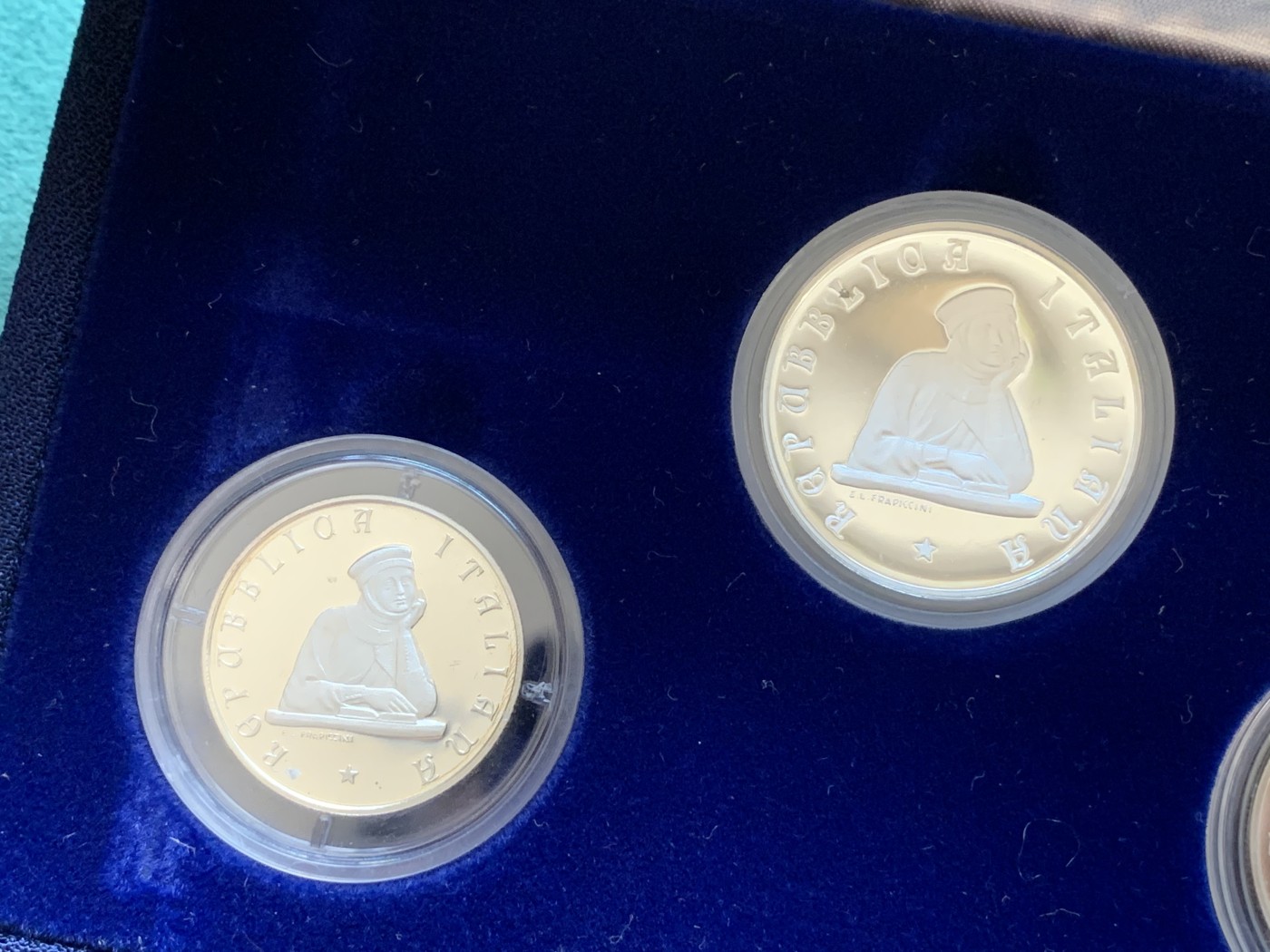 《竞宝斋》第186场-周日，周一 2场 (全场包邮) 意大利 1988年 3枚装 博洛尼亚大学 100,200,500里拉银币各1枚 盒证全