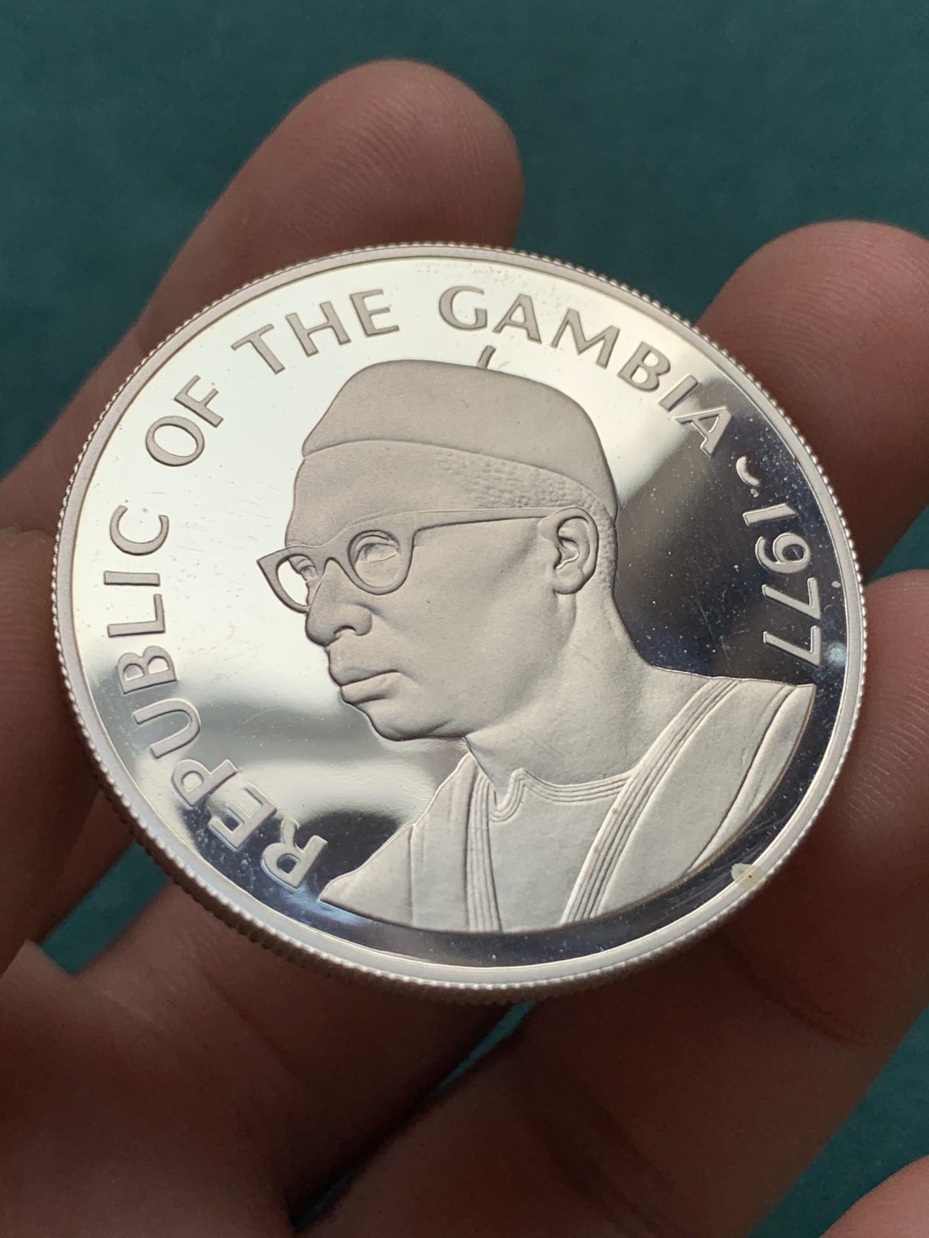 《竞宝斋》第186场-周日，周一 2场 (全场包邮) 冈比亚1977年豚鼠40达拉西精制大银币，925银，直径42mm，重量35.29g