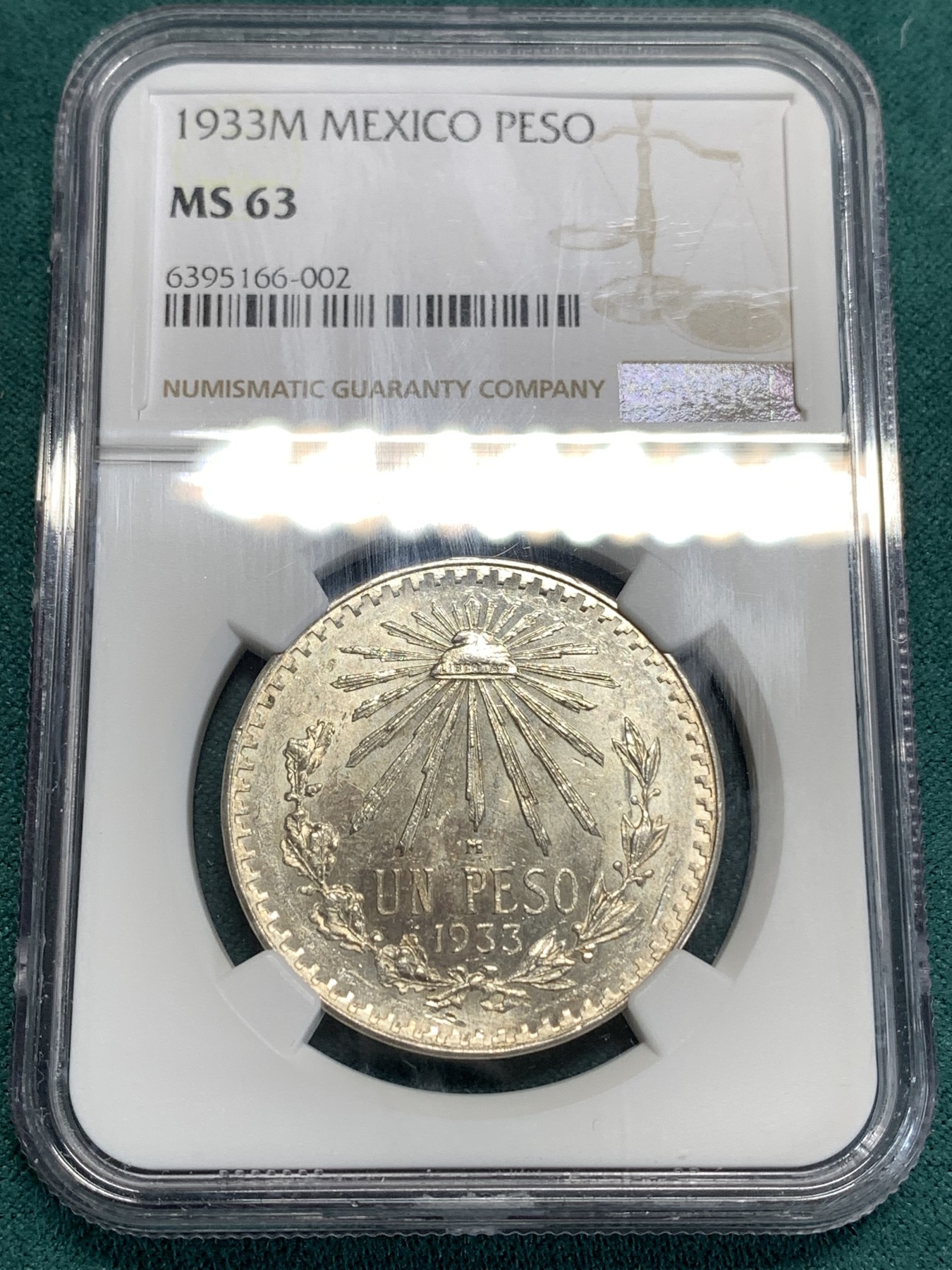 《竞宝斋》第186场-周日，周一 2场 (全场包邮) NGC–MS63墨西哥 1933年1比索鹰洋银币，淡淡的一层黄油彩