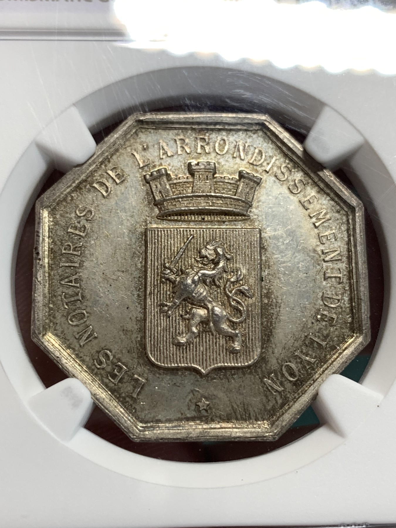 《竞宝斋》第186场-周日，周一 2场 (全场包邮) NGC-MS63 1860-1879 法国里昂公证处八角银章、摸过裸币的都知道正面小狮子超高浮雕，保存MS十分不易，背面带天秤图案