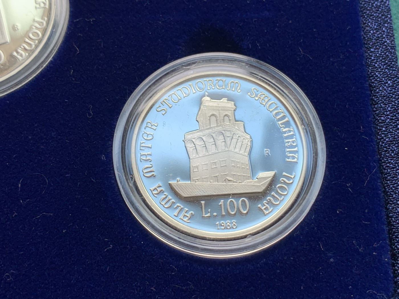 《竞宝斋》第186场-周日，周一 2场 (全场包邮) 意大利 1988年 3枚装 博洛尼亚大学 100,200,500里拉银币各1枚 盒证全