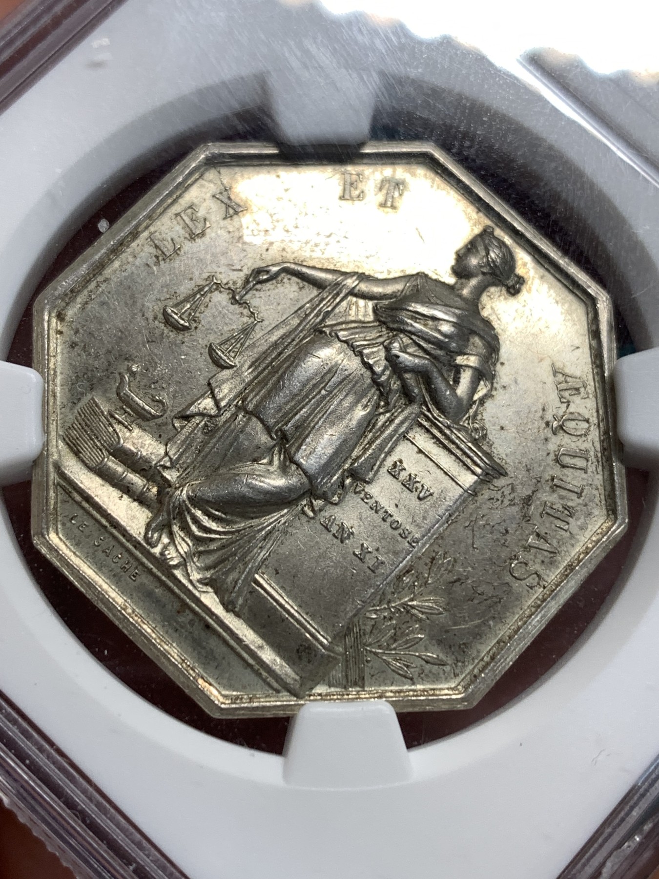 《竞宝斋》第186场-周日，周一 2场 (全场包邮) NGC AU58 法国 1803 公证人协会银质八角代币 细节状态好 分数有点低了