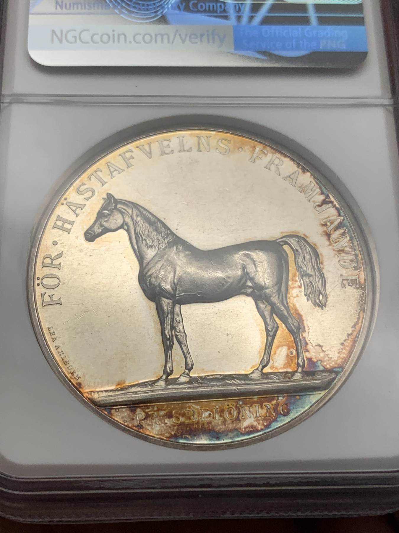 《竞宝斋》第186场-周日，周一 2场 (全场包邮) NGC MS62 瑞典 1927年左右 古斯塔夫五世 骏马育种银质奖章 五彩包浆 加厚盒装 细节精细不可多得