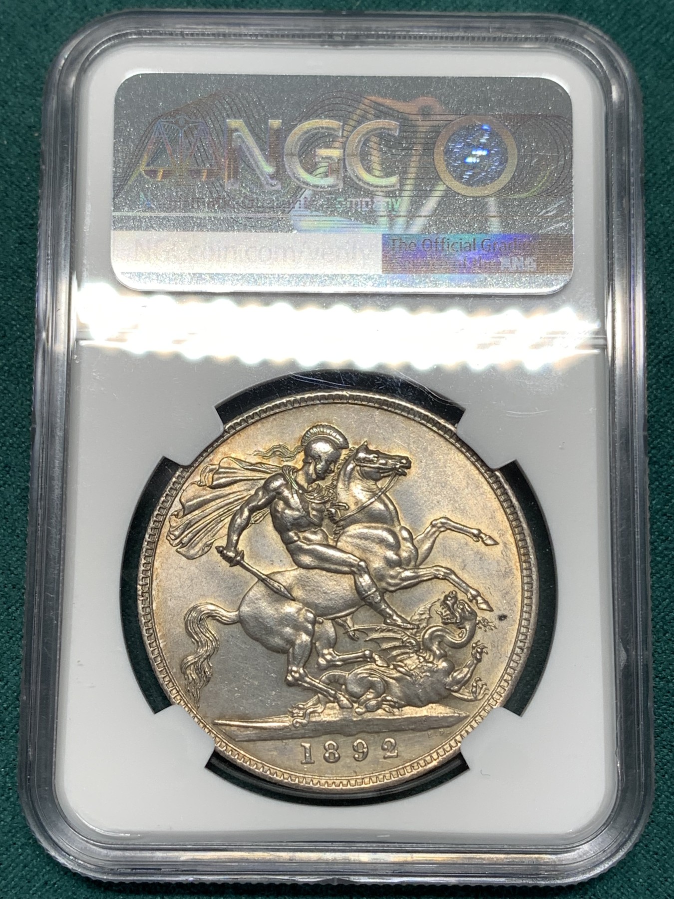 《竞宝斋》第186场-周日，周一 2场 (全场包邮) NGC-UNC 英国1892年维多利亚女王高冠版一克朗马剑银币  高冠最少年份