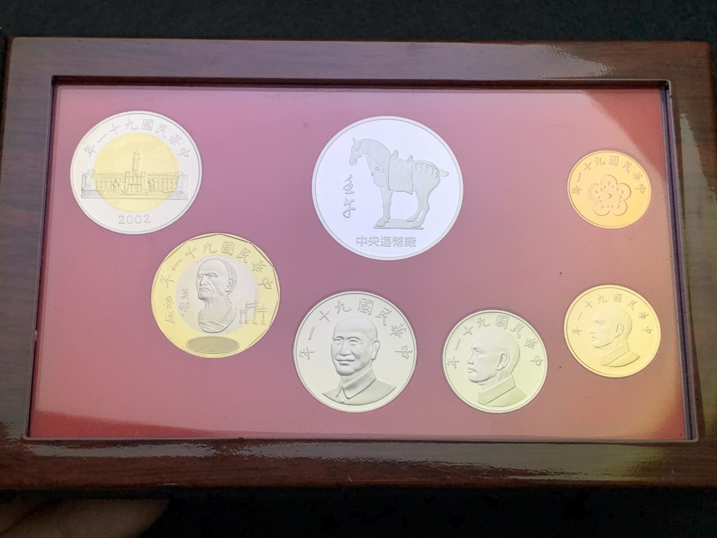 《竞宝斋》第186场-周日，周一 2场 (全场包邮) 台湾省 民国九十一年第一轮马年精致套币含二分之一盎司大银章 少见生肖