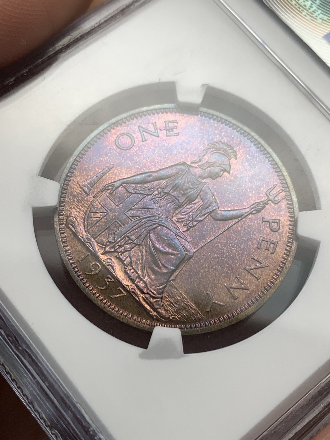 《竞宝斋》第186场-周日，周一 2场 (全场包邮) NGC PF66RB 英国1937年乔治六世精制1便士铜币一枚，顶级自然氧化五彩包浆，美轮美奂，竞宝斋拍卖原物，成交价900