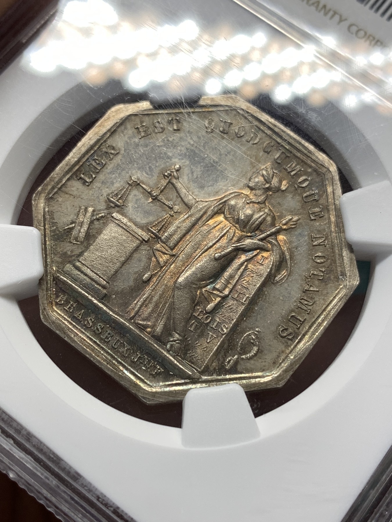 《竞宝斋》第186场-周日，周一 2场 (全场包邮) NGC MS61 法国 1860-1879 早期 公证人银质八角代币 细节好包浆美丽 蜜蜂边铭