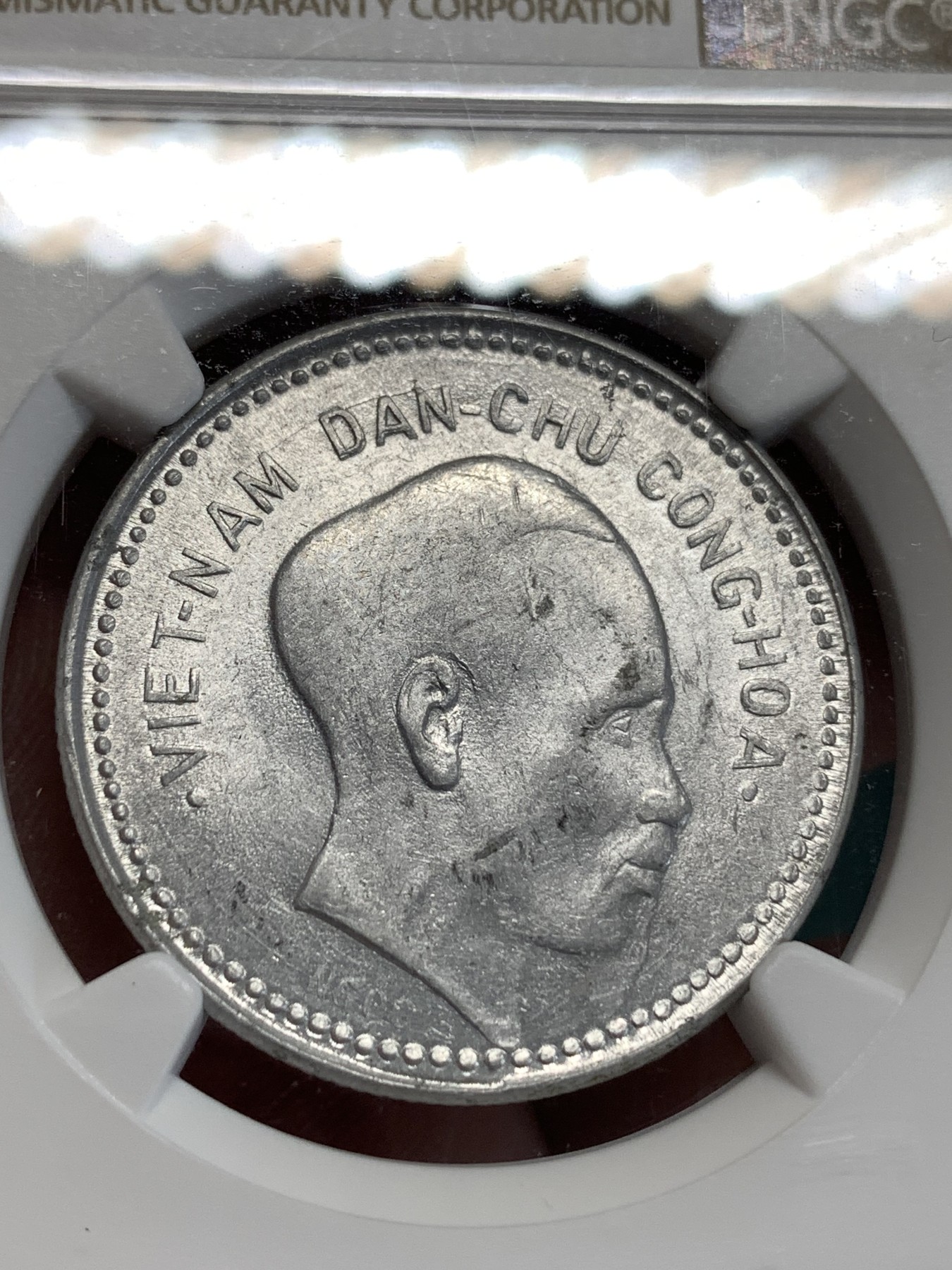 《竞宝斋》第186场-周日，周一 2场 (全场包邮) NGC MS62 1946年 越南民主共和国胡志明头像1盾铝币 状态不错