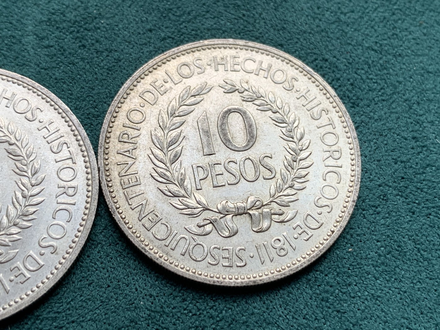 《竞宝斋》第186场-周日，周一 2场 (全场包邮) 乌拉圭1961年反西班牙革命50周年10比索银币一对