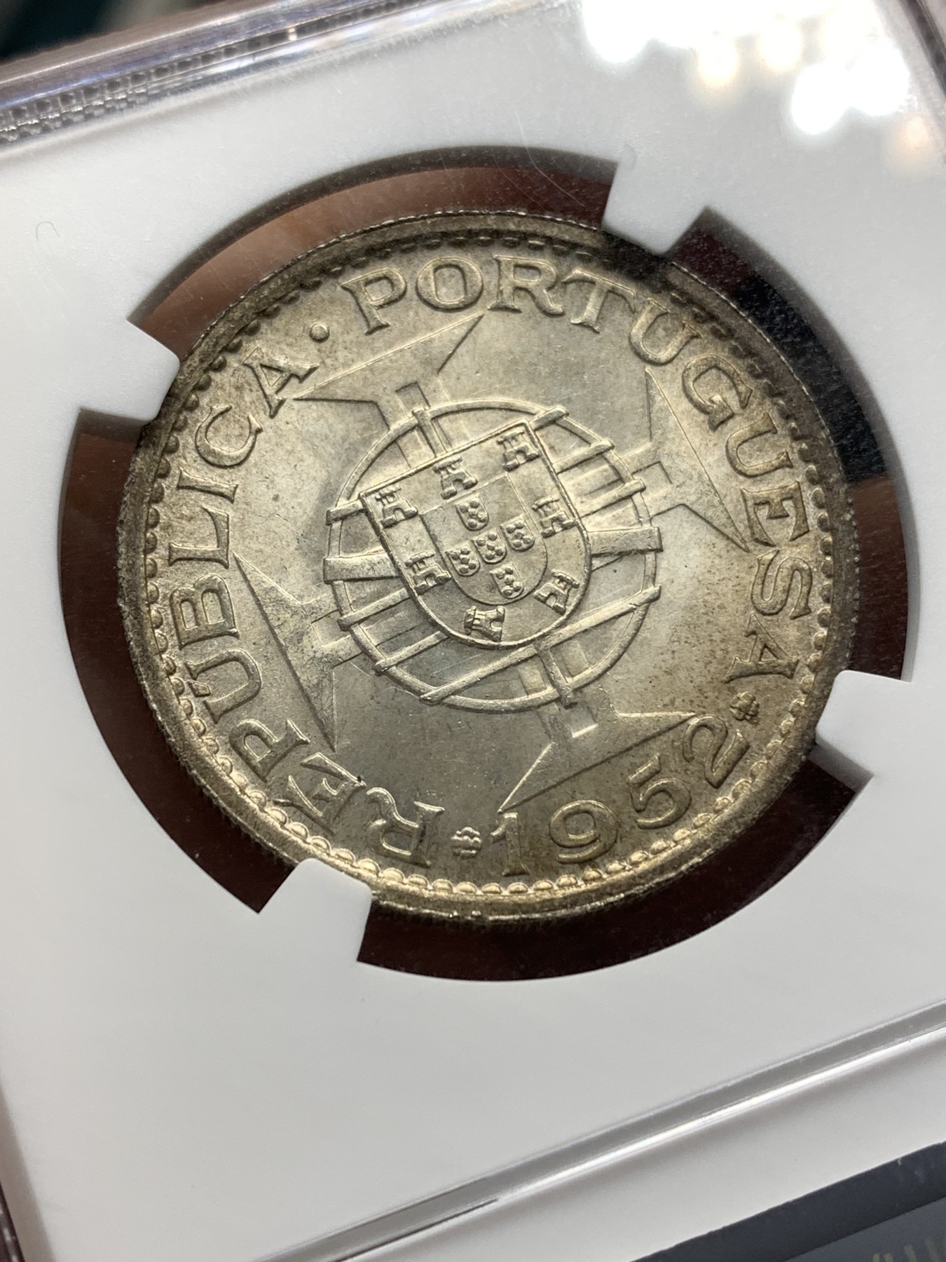 《竞宝斋》第186场-周日，周一 2场 (全场包邮) NGC MS65 1952年澳门5圆银币 原光五彩 状态一流