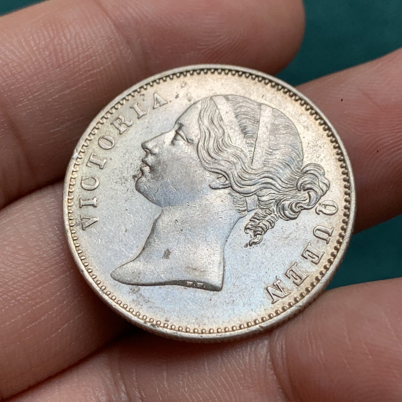 《竞宝斋》第186场-周日，周一 2场 (全场包邮) 英属 印度 维多利亚 1840年 双辫版 1卢比 银币 细节不错