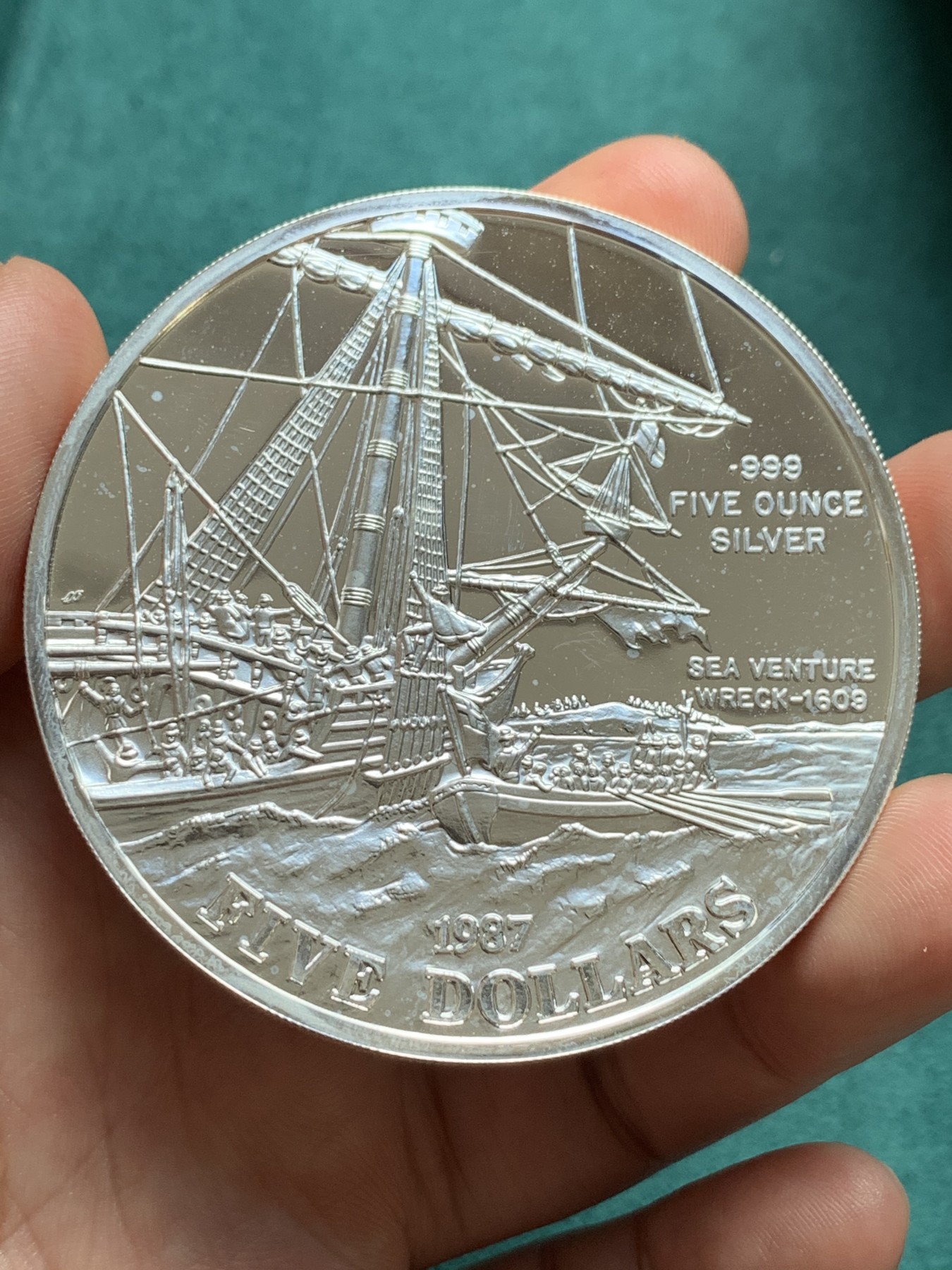 《竞宝斋》第186场-周日，周一 2场 (全场包邮) 百慕达群岛授权新加坡发行1987年5盎司银币（65mm，155.5克，999纯银）面值5dollars，铸造量2W枚，品相完美，附原盒原证书