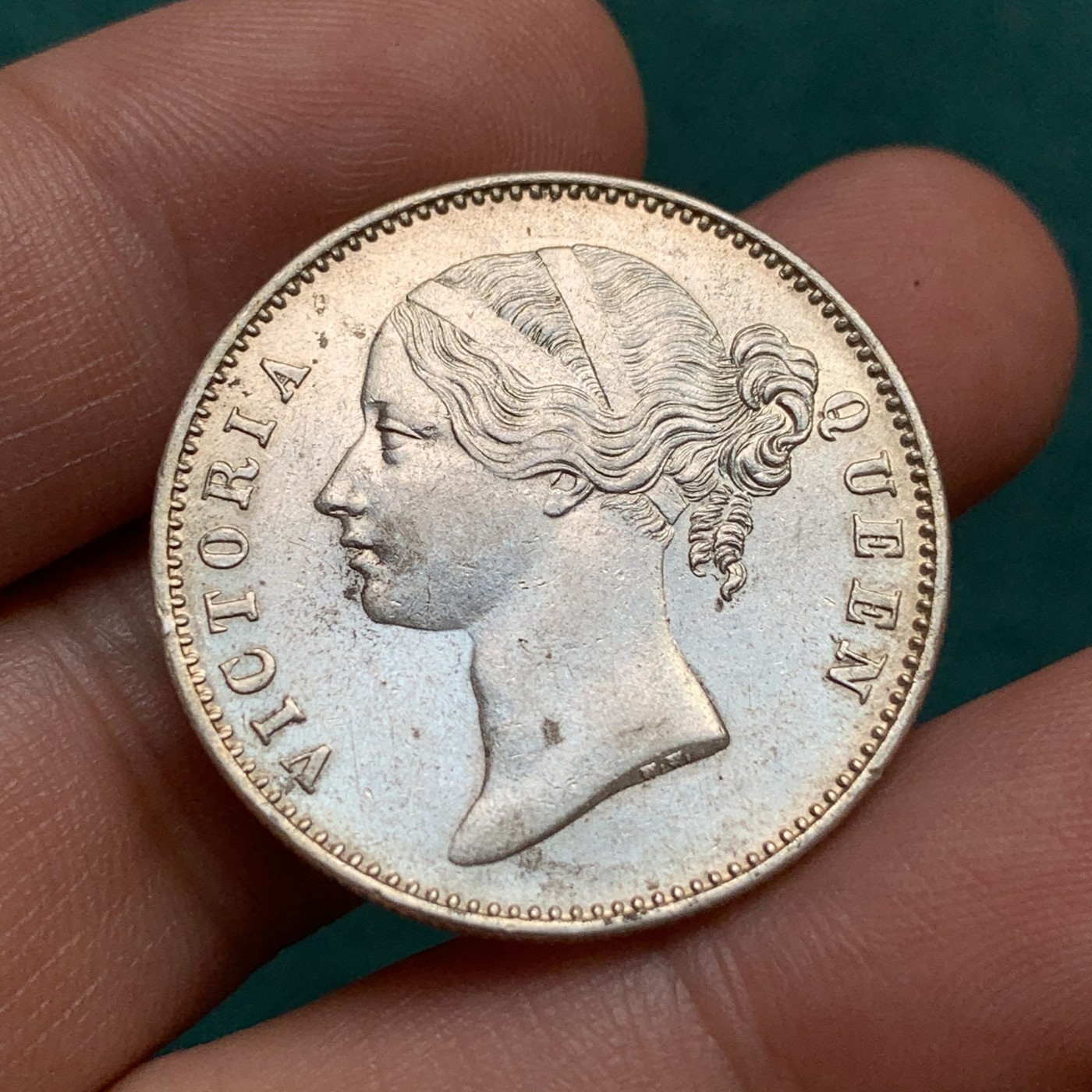 《竞宝斋》第186场-周日，周一 2场 (全场包邮) 英属 印度 维多利亚 1840年 双辫版 1卢比 银币 细节不错