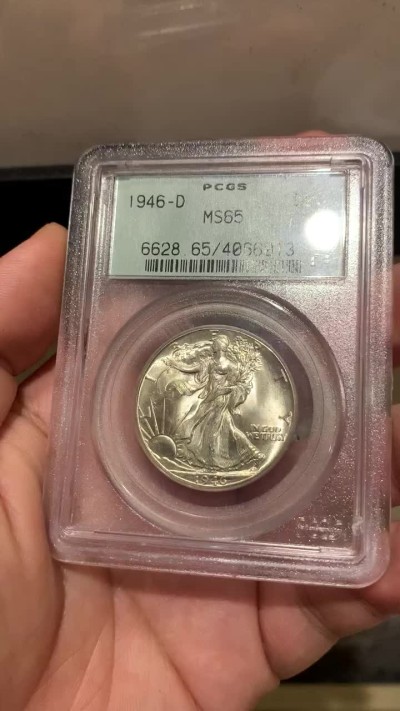 《竞宝斋》第186场-周日，周一 2场 (全场包邮) PCGS-MS65 1946D行走女神半美元银币，车轮转光，65收藏级分数。盒下角有小磕，保存无碍。PC古董级小绿盒，市面上已越来越少见