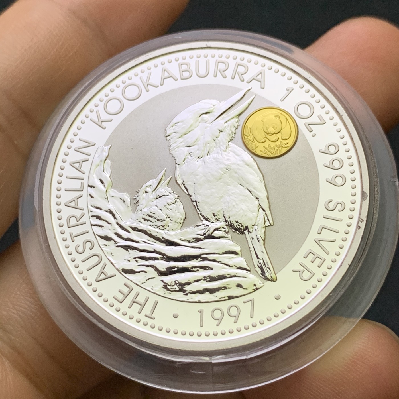 《竞宝斋》第186场-周日，周一 2场 (全场包邮) 澳大利亚 1997年 翠鸟 密印金熊猫1盎司银币 999银 31.1克 带盒证 1币1证 1.5W的量 少见品种