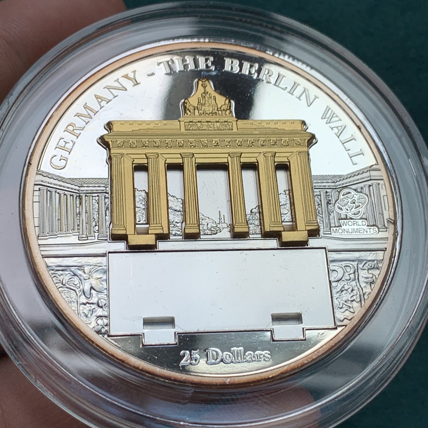 《竞宝斋》第186场-周日，周一 2场 (全场包邮) 库克2009年世界奇观德国勃兰登堡门柏林墙精制立体镀金纪念银币 999银 100.3克 实物见图