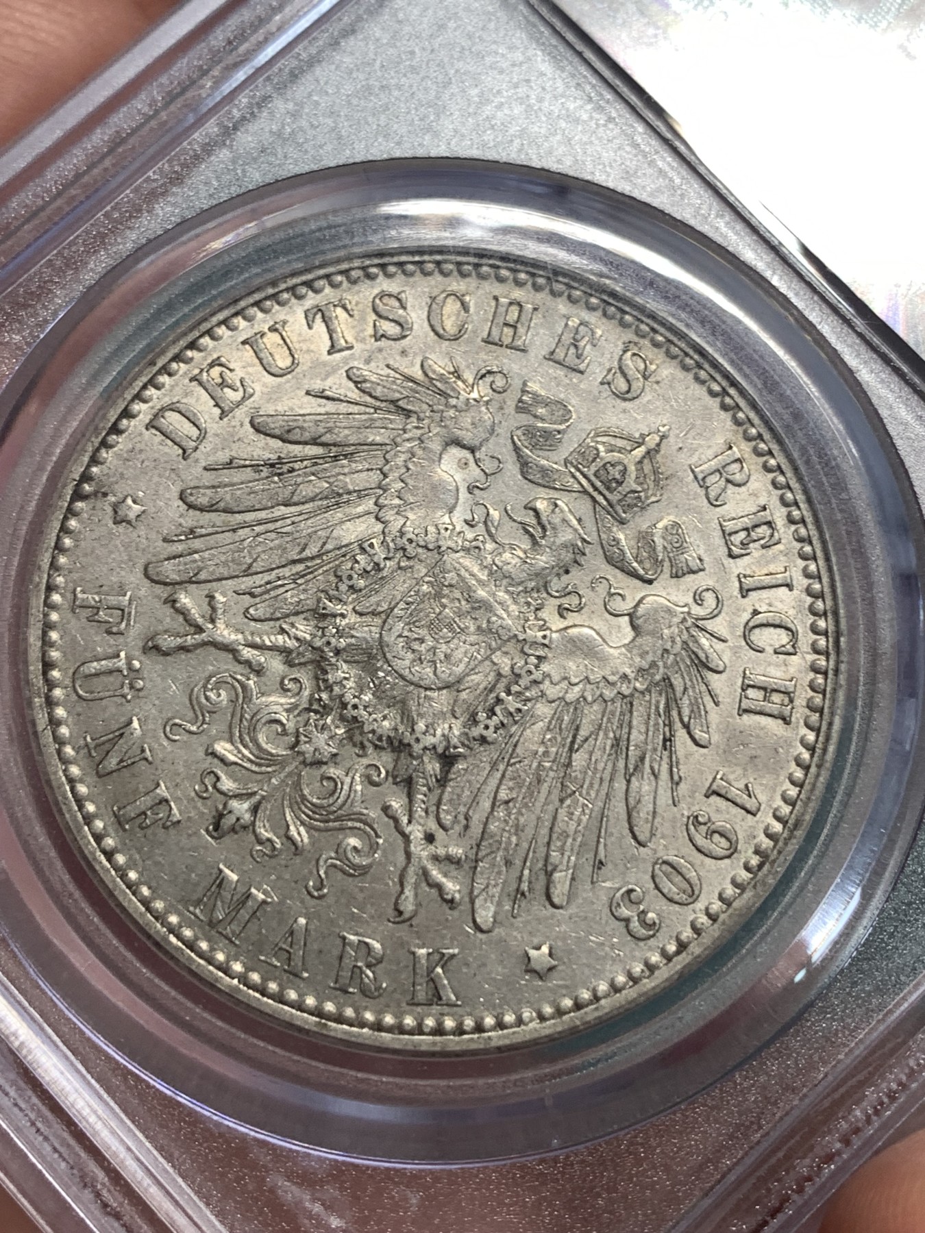 《竞宝斋》第186场-周日，周一 2场 (全场包邮) 公博AU 1903年德国汉堡5马克大银币 不常见的年份浅色包浆带转光 光泽漂亮 细节清楚 11点半位置有小铸缺