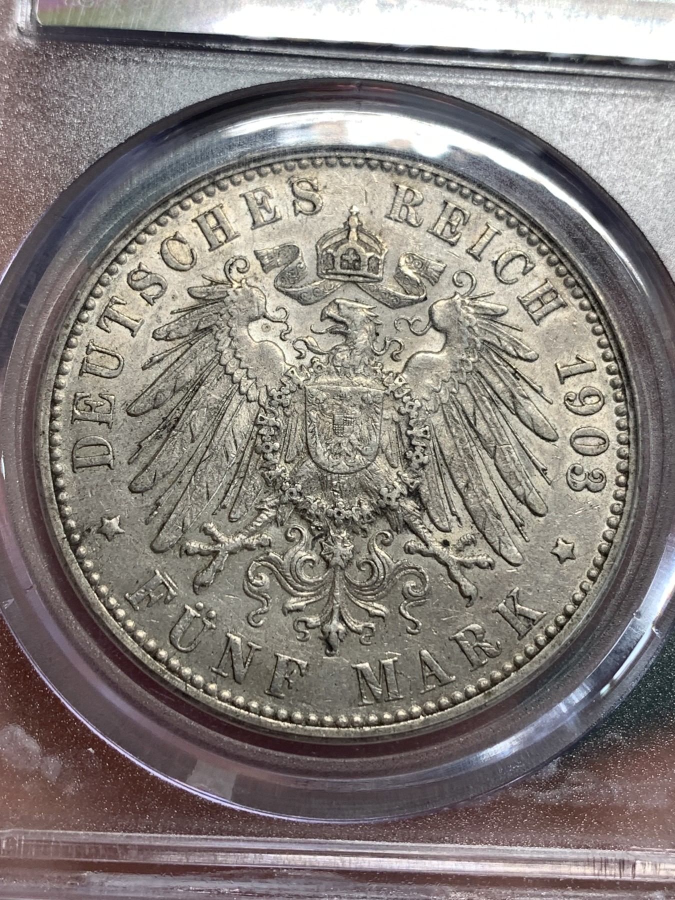 《竞宝斋》第186场-周日，周一 2场 (全场包邮) 公博AU 1903年德国汉堡5马克大银币 不常见的年份浅色包浆带转光 光泽漂亮 细节清楚 11点半位置有小铸缺