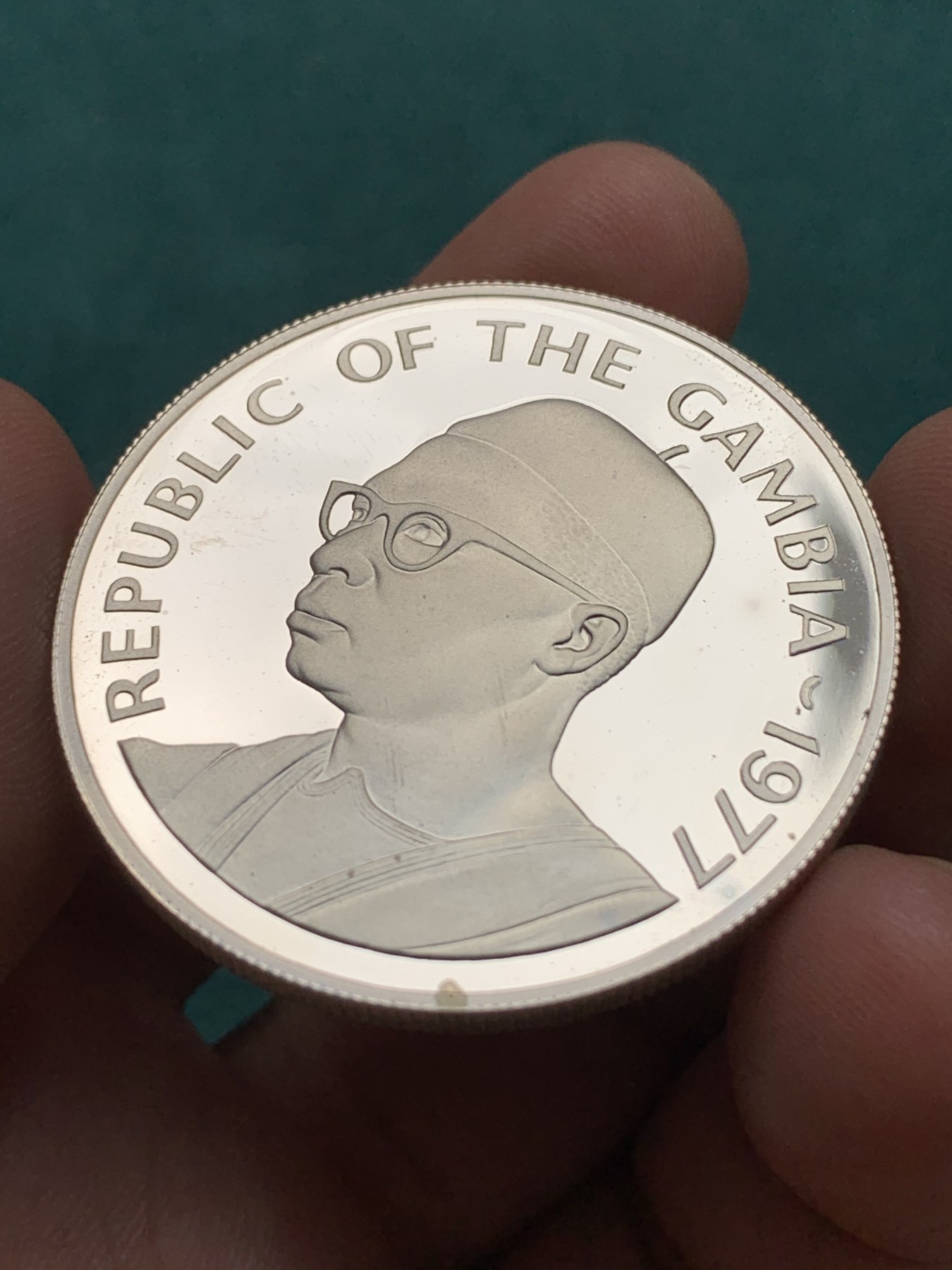 《竞宝斋》第186场-周日，周一 2场 (全场包邮) 冈比亚1977年豚鼠40达拉西精制大银币，925银，直径42mm，重量35.29g