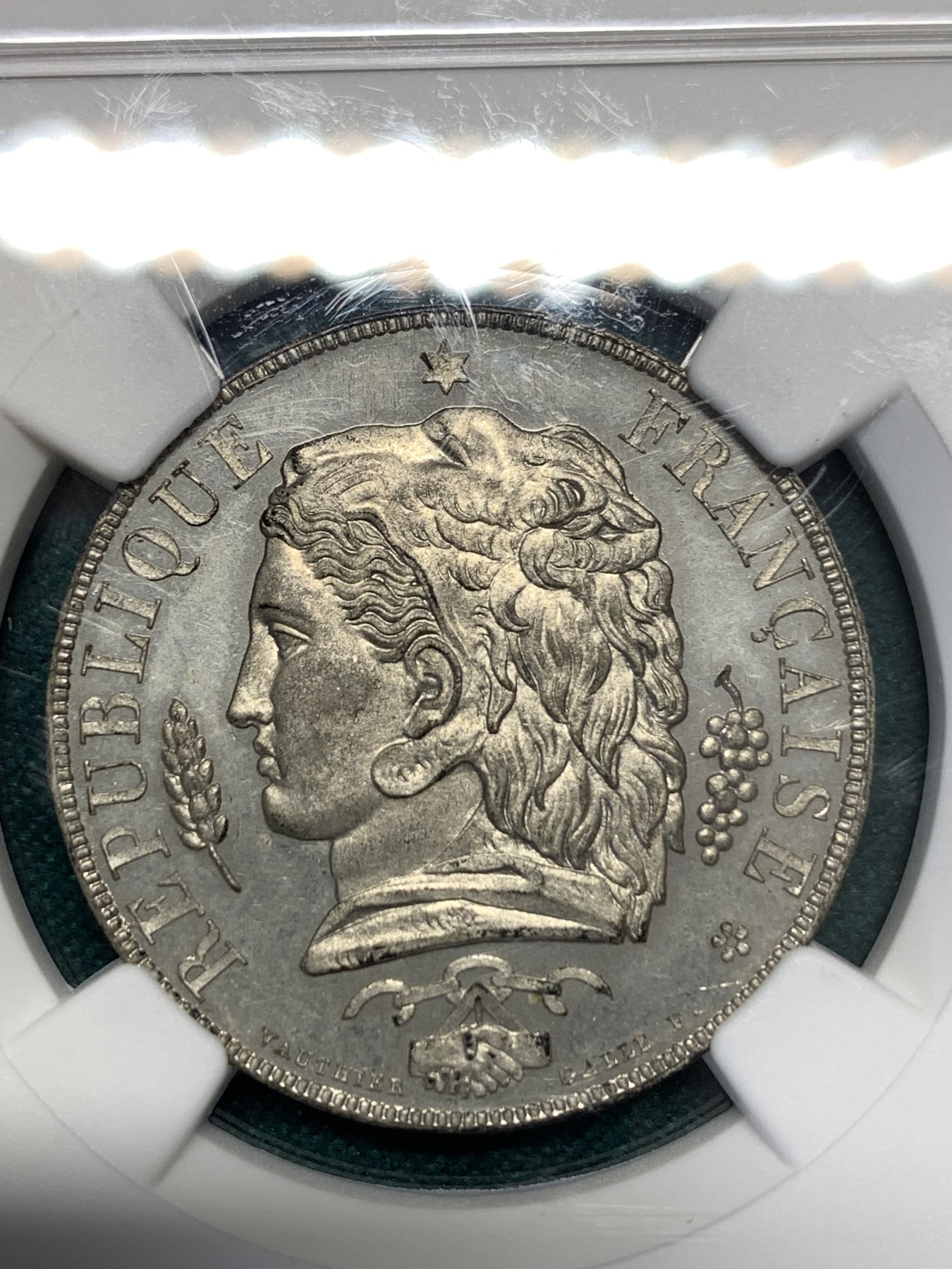 《竞宝斋》第186场-周日，周一 2场 (全场包邮) NGC MS64 法国二共大力神10C样币，正反面精致面十分讨喜正面大力神的设计特别精美！高分样币难得也少见！更高分只有2枚