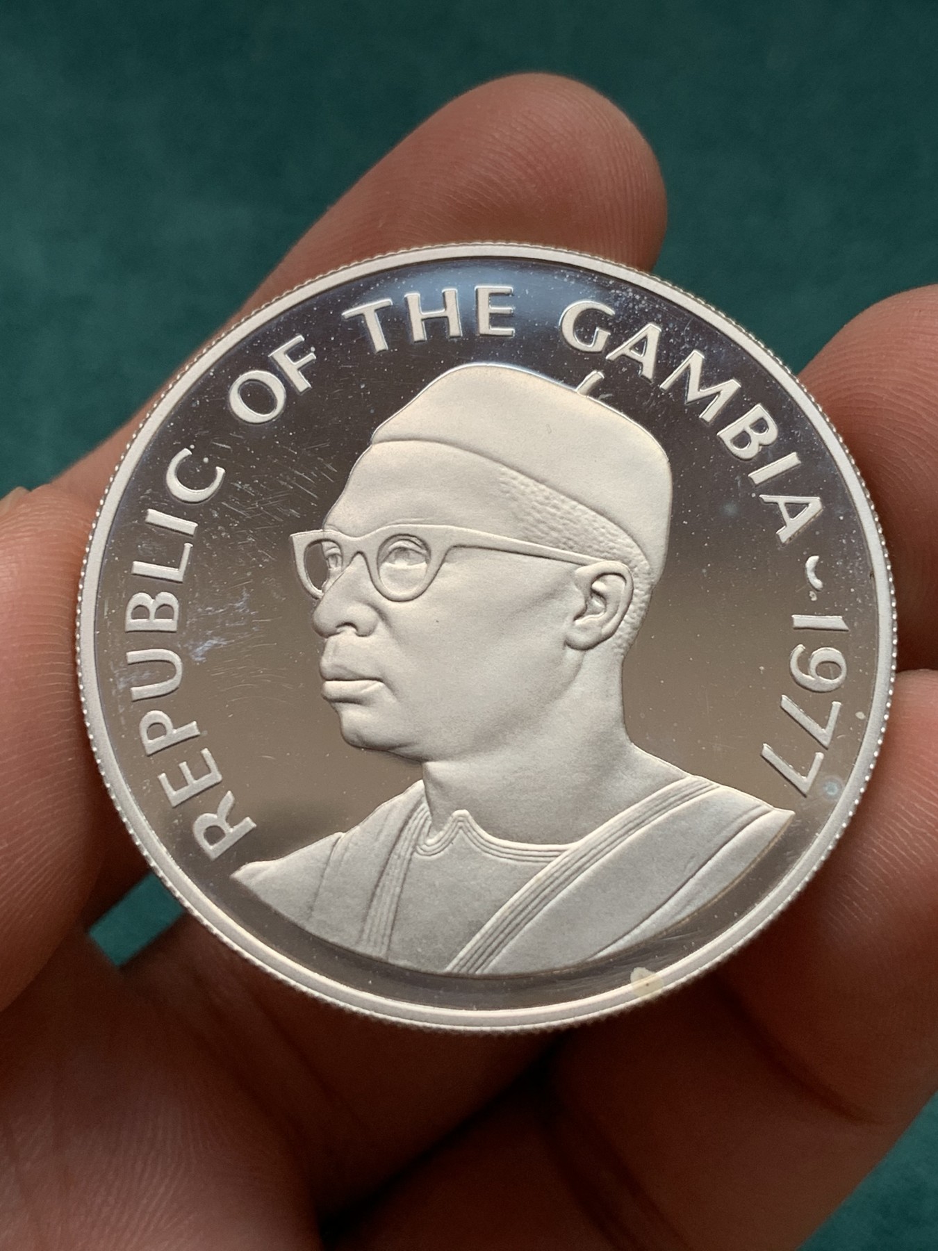 《竞宝斋》第186场-周日，周一 2场 (全场包邮) 冈比亚1977年豚鼠40达拉西精制大银币，925银，直径42mm，重量35.29g