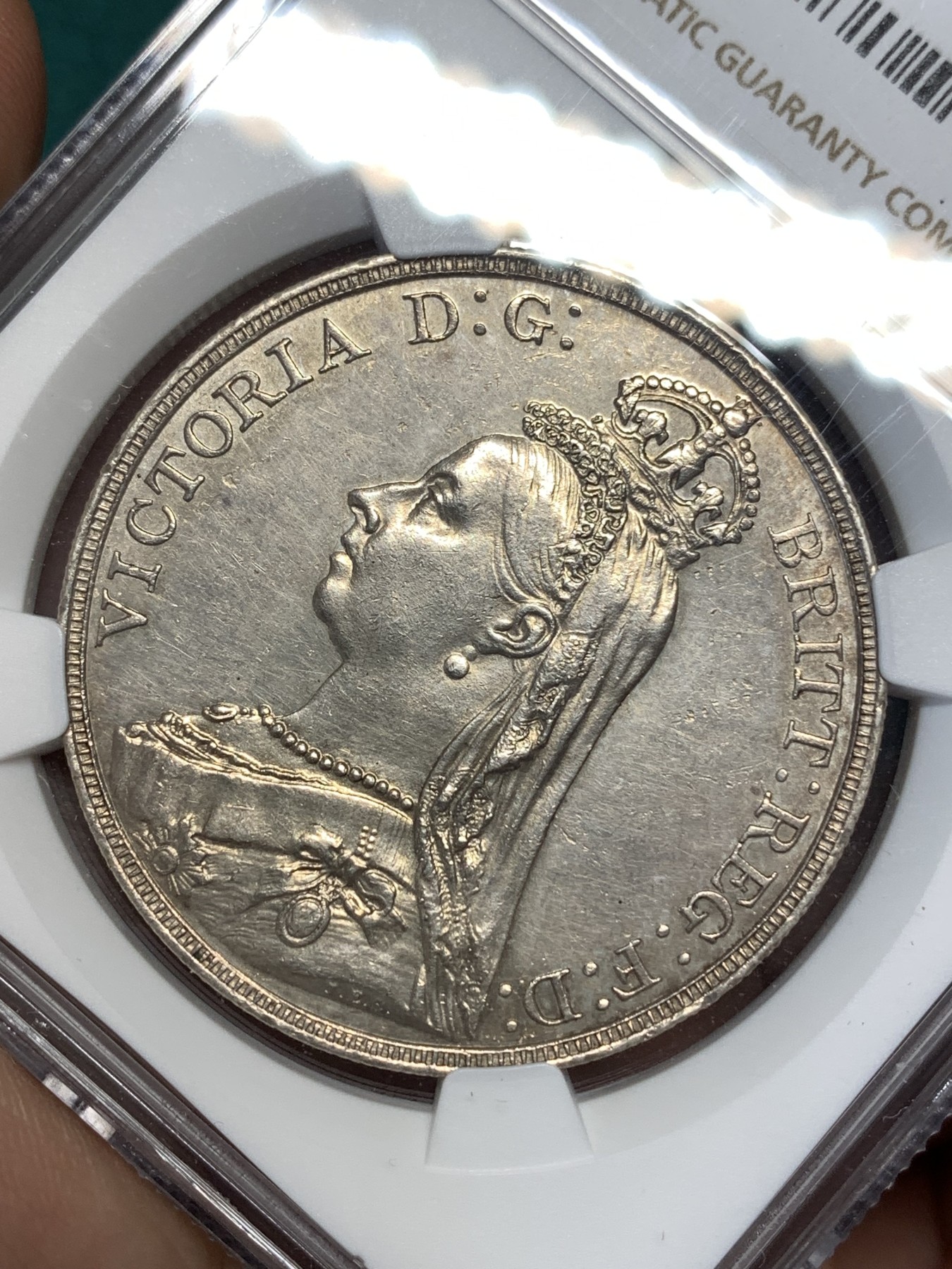 《竞宝斋》第186场-周日，周一 2场 (全场包邮) NGC-UNC 英国1892年维多利亚女王高冠版一克朗马剑银币  高冠最少年份