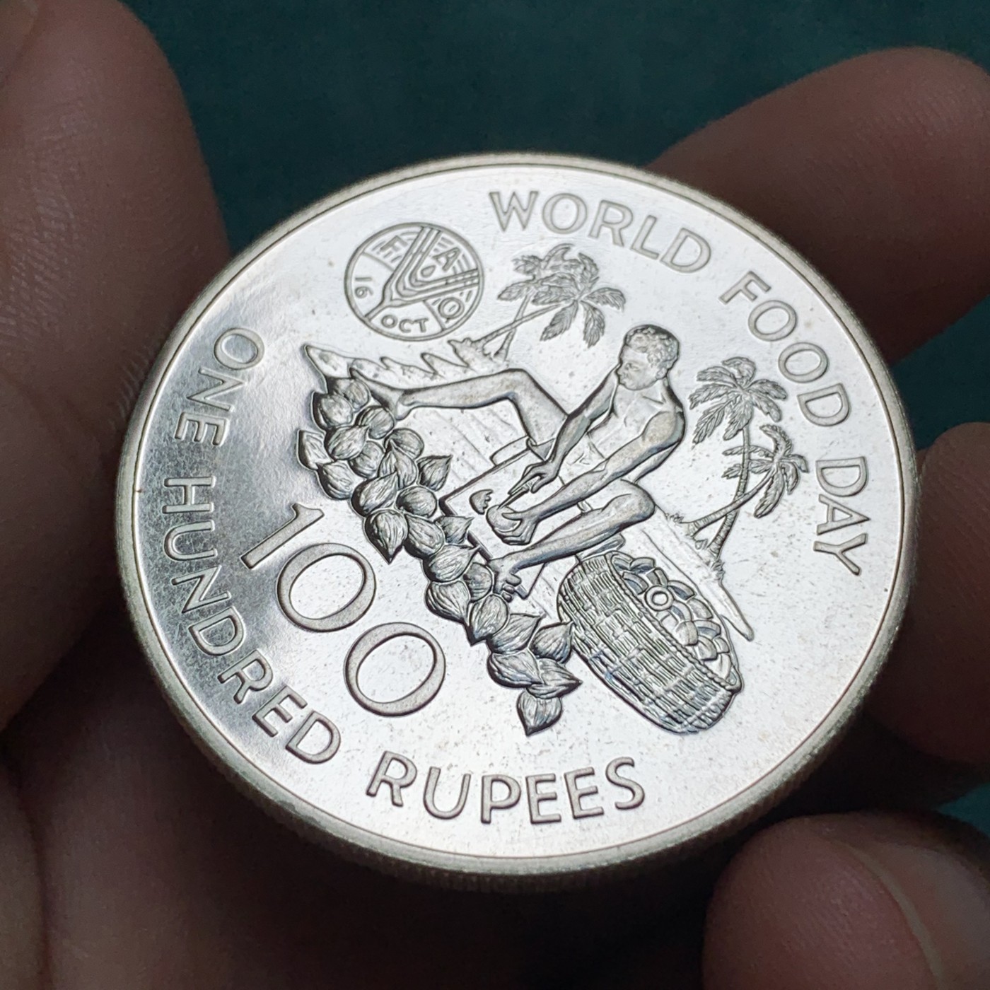 《竞宝斋》第186场-周日，周一 2场 (全场包邮) 塞舌尔1981年FAO纪念100卢比普制大银币，500银，直径41.2mm，重量35g，发行量1万枚，普制比精制的少