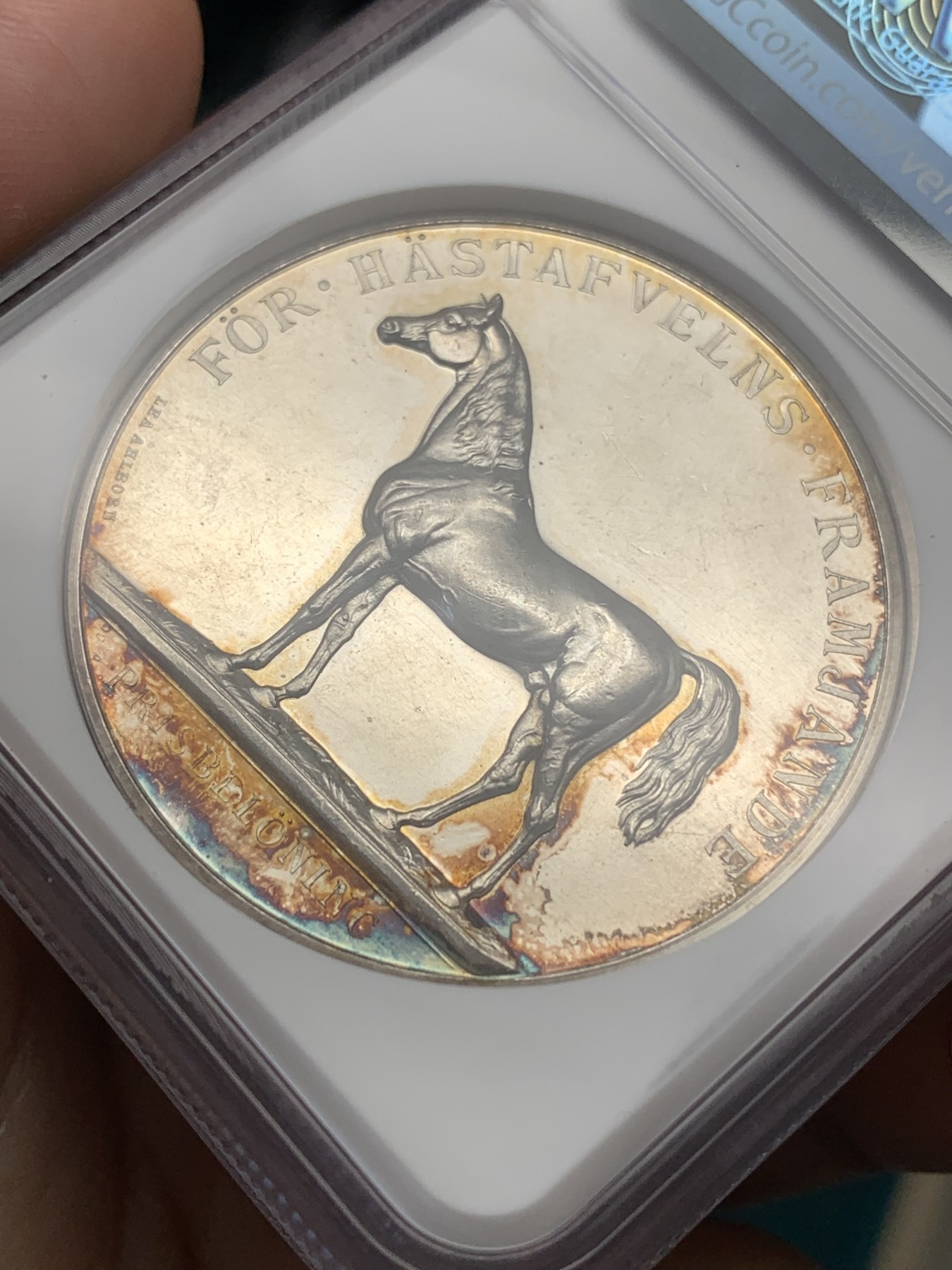 《竞宝斋》第186场-周日，周一 2场 (全场包邮) NGC MS62 瑞典 1927年左右 古斯塔夫五世 骏马育种银质奖章 五彩包浆 加厚盒装 细节精细不可多得