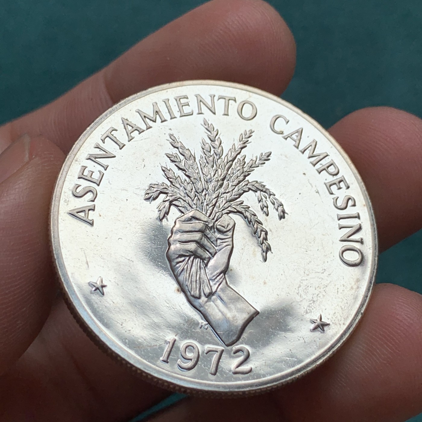 《竞宝斋》第186场-周日，周一 2场 (全场包邮) 巴拿马1972年握草5巴波亚精制大银币，900银，直径38.8mm，重量35g