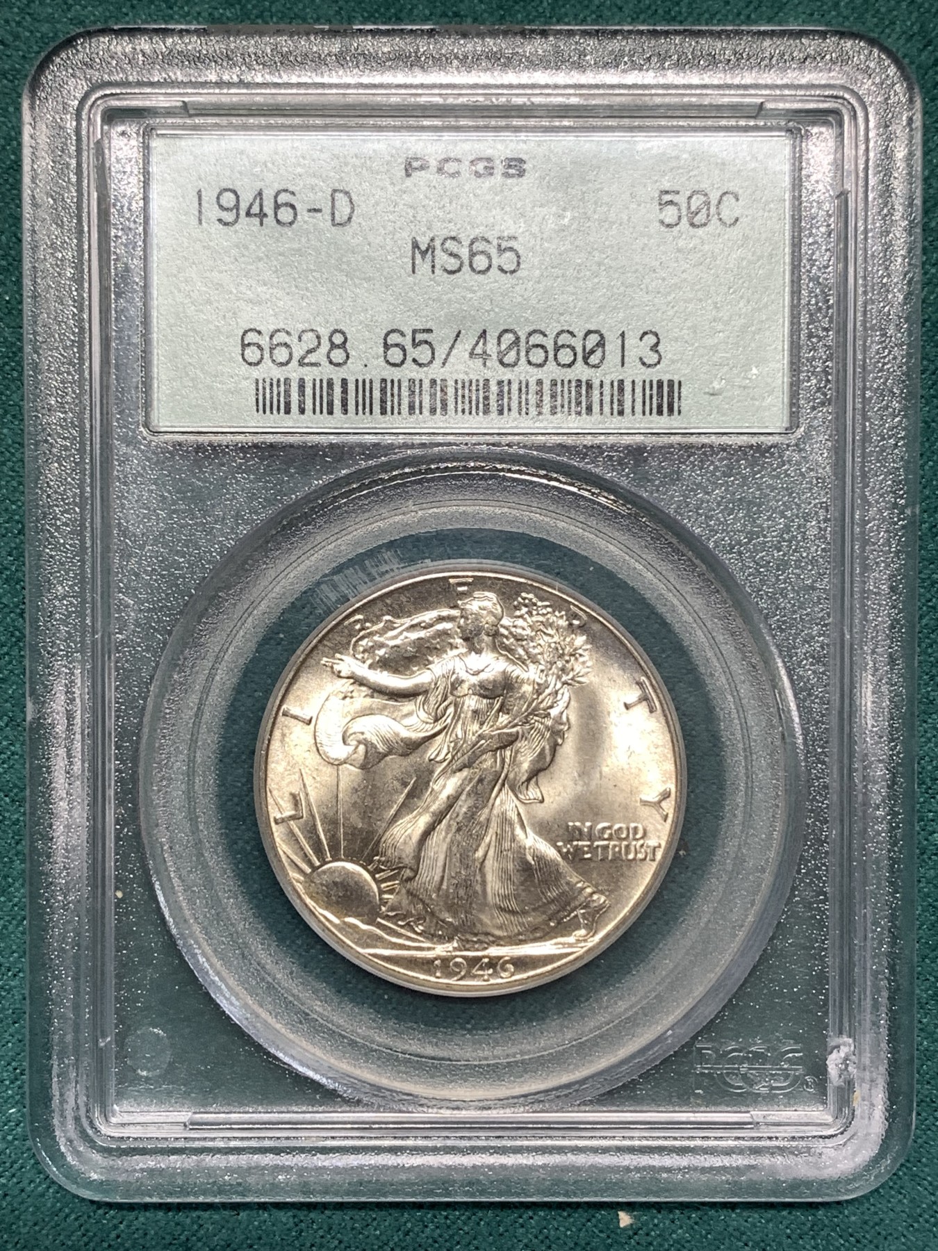 《竞宝斋》第186场-周日，周一 2场 (全场包邮) PCGS-MS65 1946D行走女神半美元银币，车轮转光，65收藏级分数。盒下角有小磕，保存无碍。PC古董级小绿盒，市面上已越来越少见