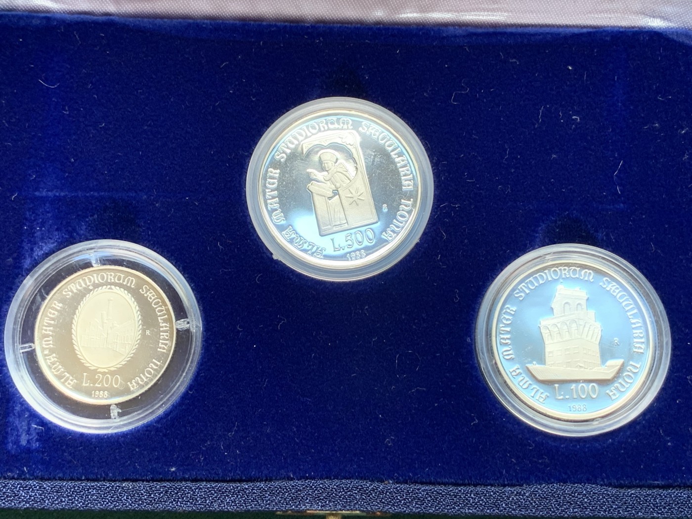 《竞宝斋》第186场-周日，周一 2场 (全场包邮) 意大利 1988年 3枚装 博洛尼亚大学 100,200,500里拉银币各1枚 盒证全
