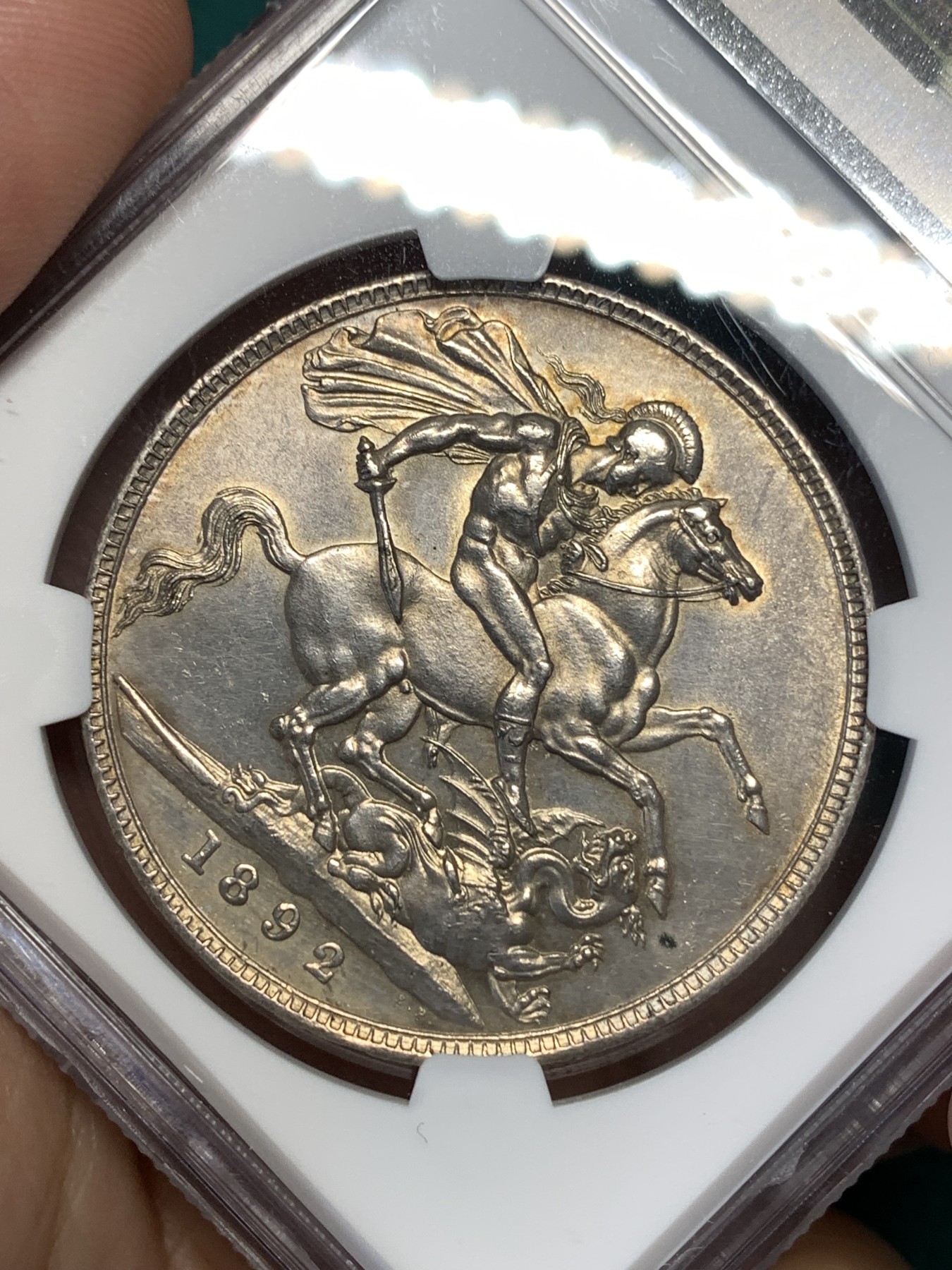 《竞宝斋》第186场-周日，周一 2场 (全场包邮) NGC-UNC 英国1892年维多利亚女王高冠版一克朗马剑银币  高冠最少年份