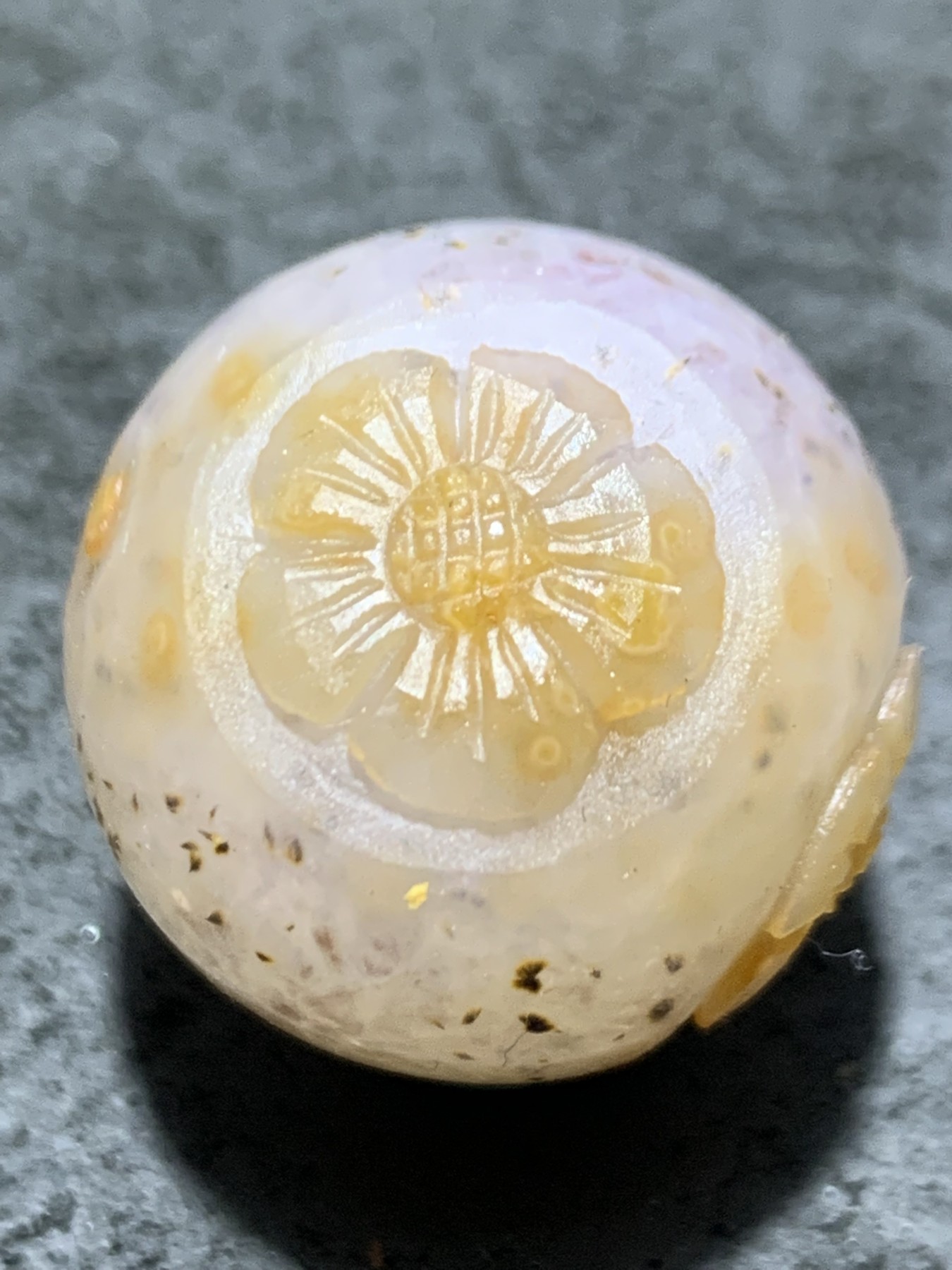 精美冰飘亚光糖心料战国红玛瑙手工巧雕梅花三弄圆珠一个