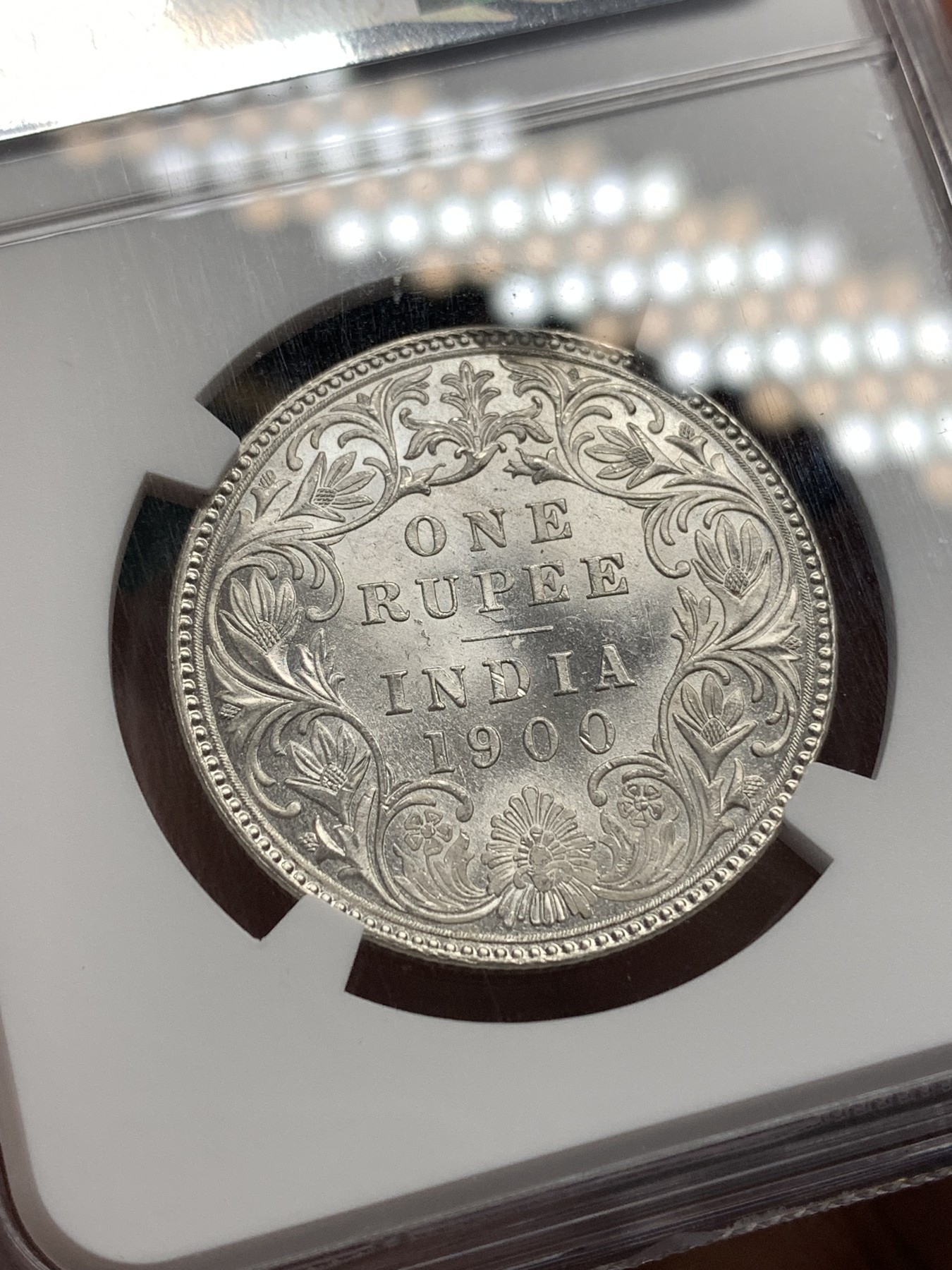 《竞宝斋》第186场-周日，周一 2场 (全场包邮) NGC MS62 1900年 维多利亚 印度 1卢比银币 卷拆原光 光度一流