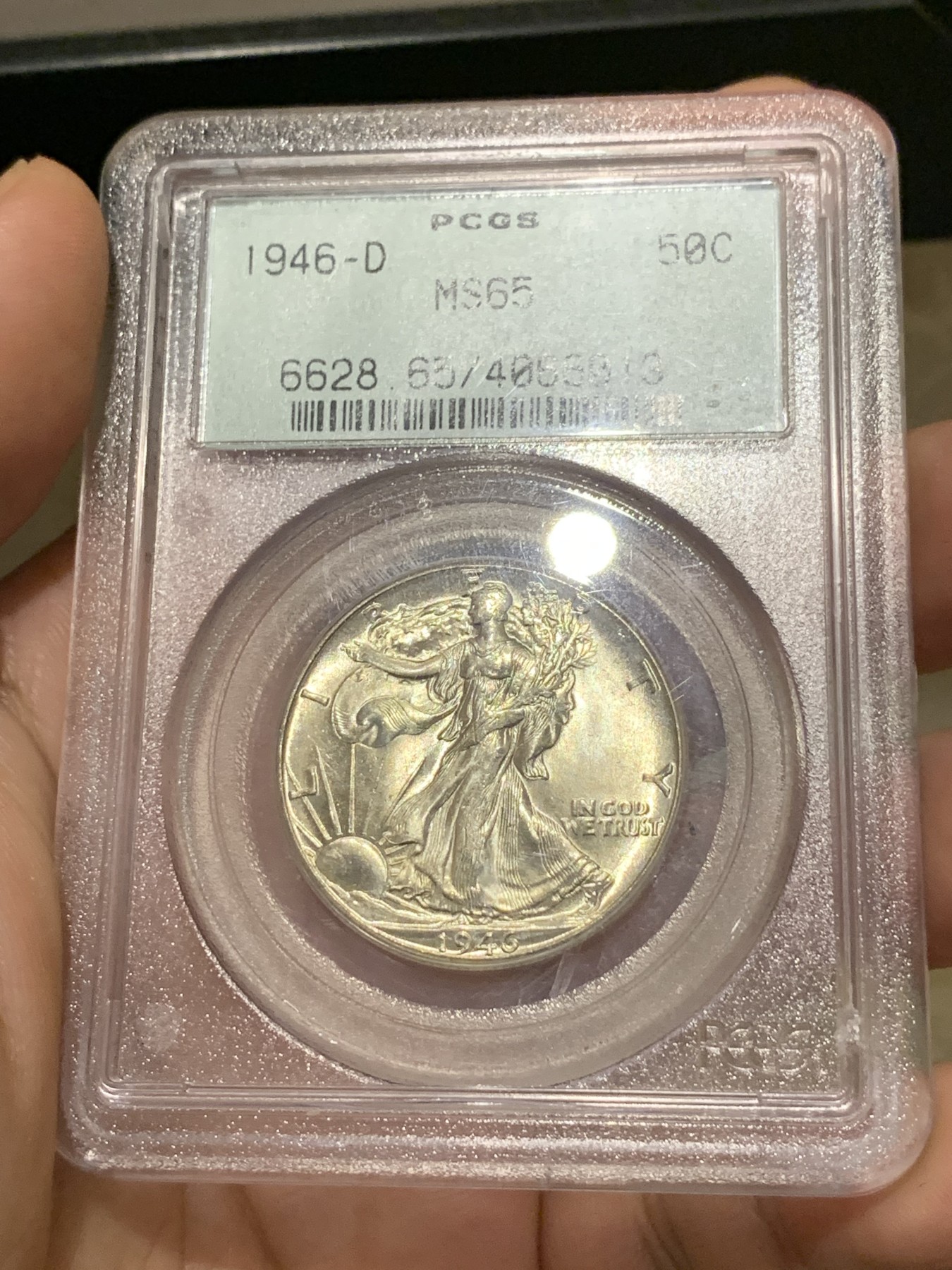 《竞宝斋》第186场-周日，周一 2场 (全场包邮) PCGS-MS65 1946D行走女神半美元银币，车轮转光，65收藏级分数。盒下角有小磕，保存无碍。PC古董级小绿盒，市面上已越来越少见