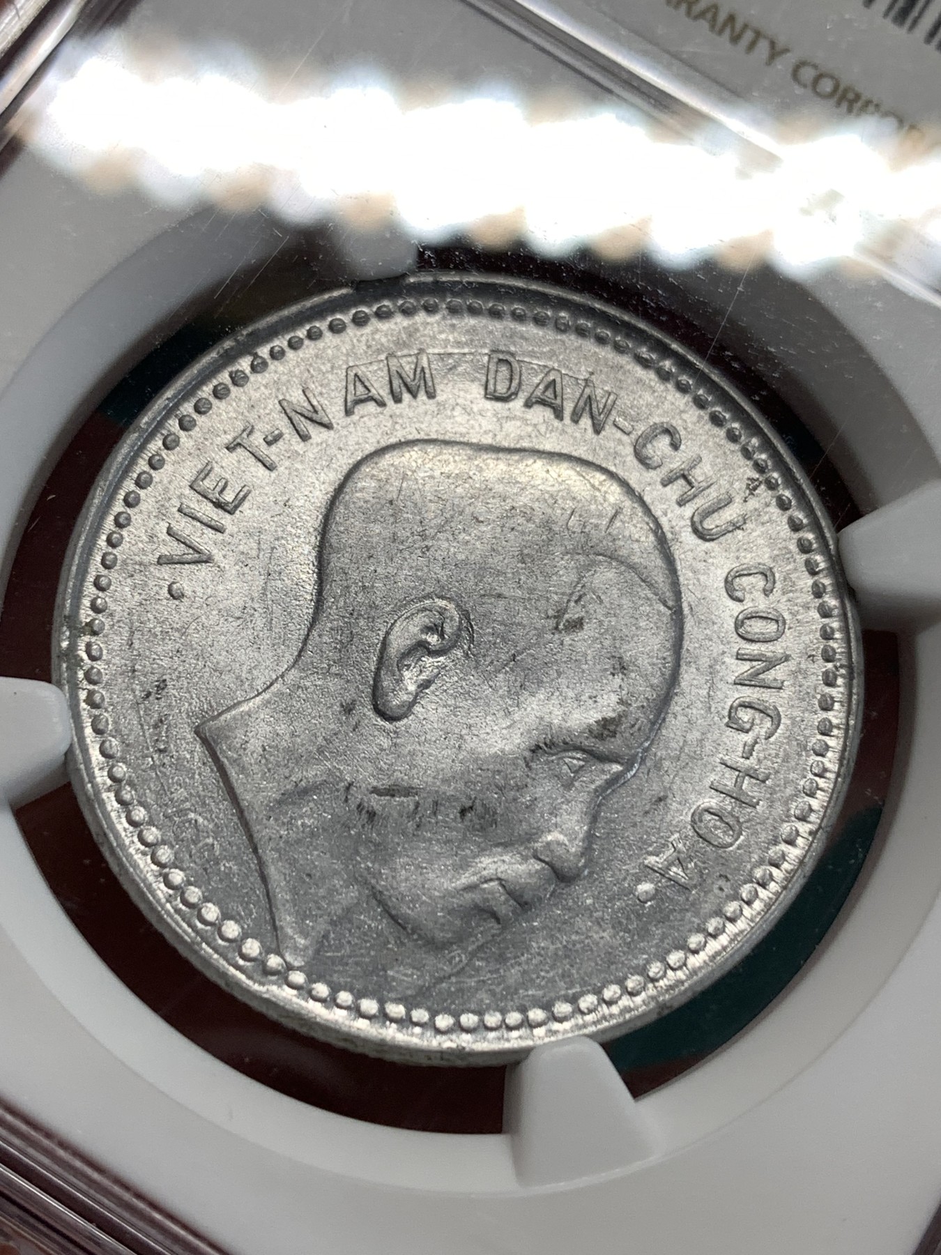 《竞宝斋》第186场-周日，周一 2场 (全场包邮) NGC MS62 1946年 越南民主共和国胡志明头像1盾铝币 状态不错