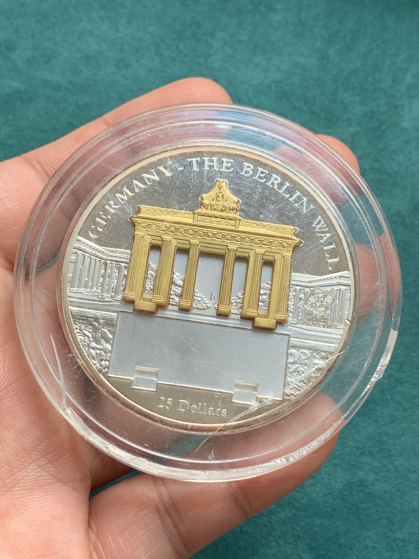 《竞宝斋》第186场-周日，周一 2场 (全场包邮) 库克2009年世界奇观德国勃兰登堡门柏林墙精制立体镀金纪念银币 999银 100.3克 实物见图