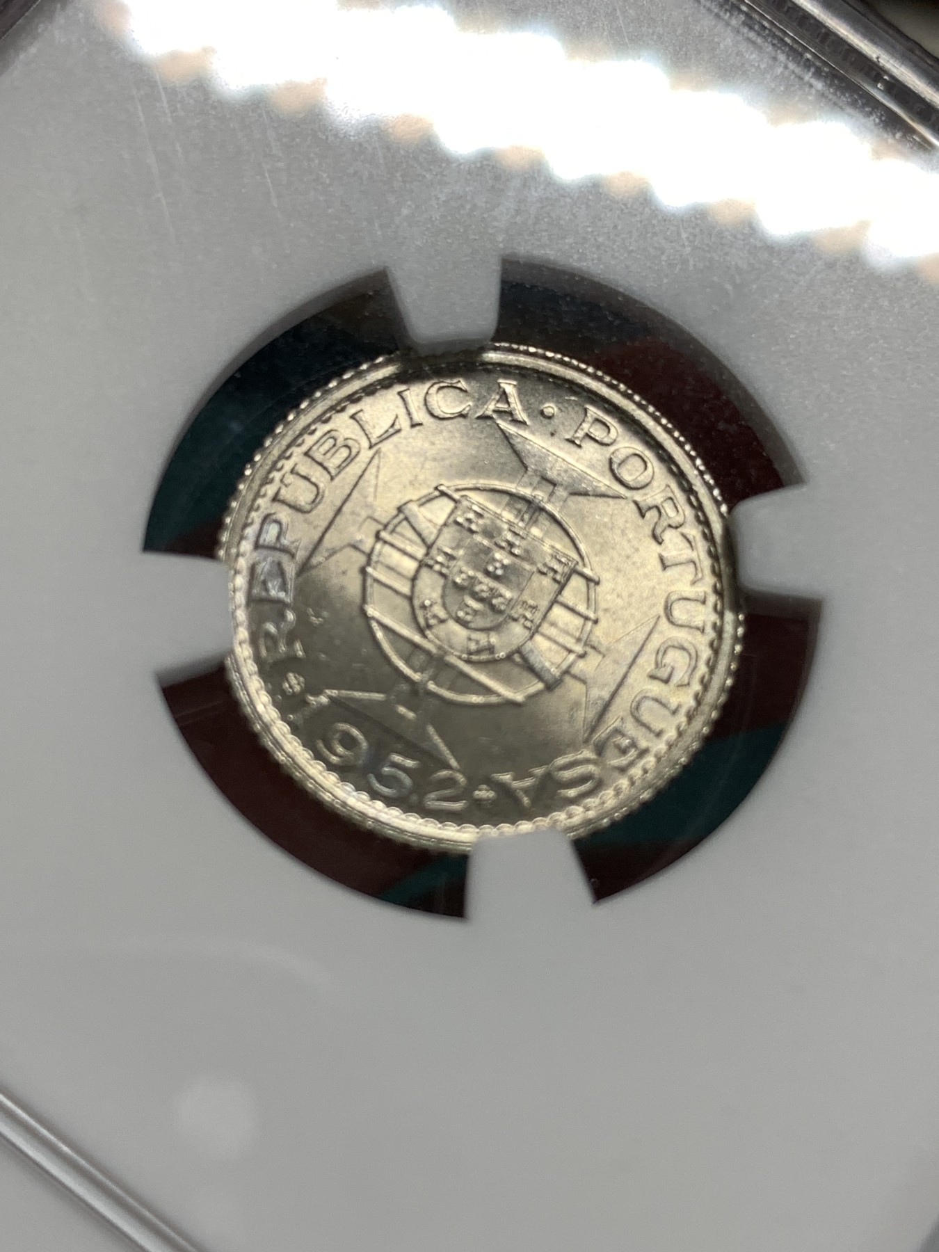 《竞宝斋》第186场-周日，周一 2场 (全场包邮) NGC-64 澳门1952 一元银币 市场价五百多元