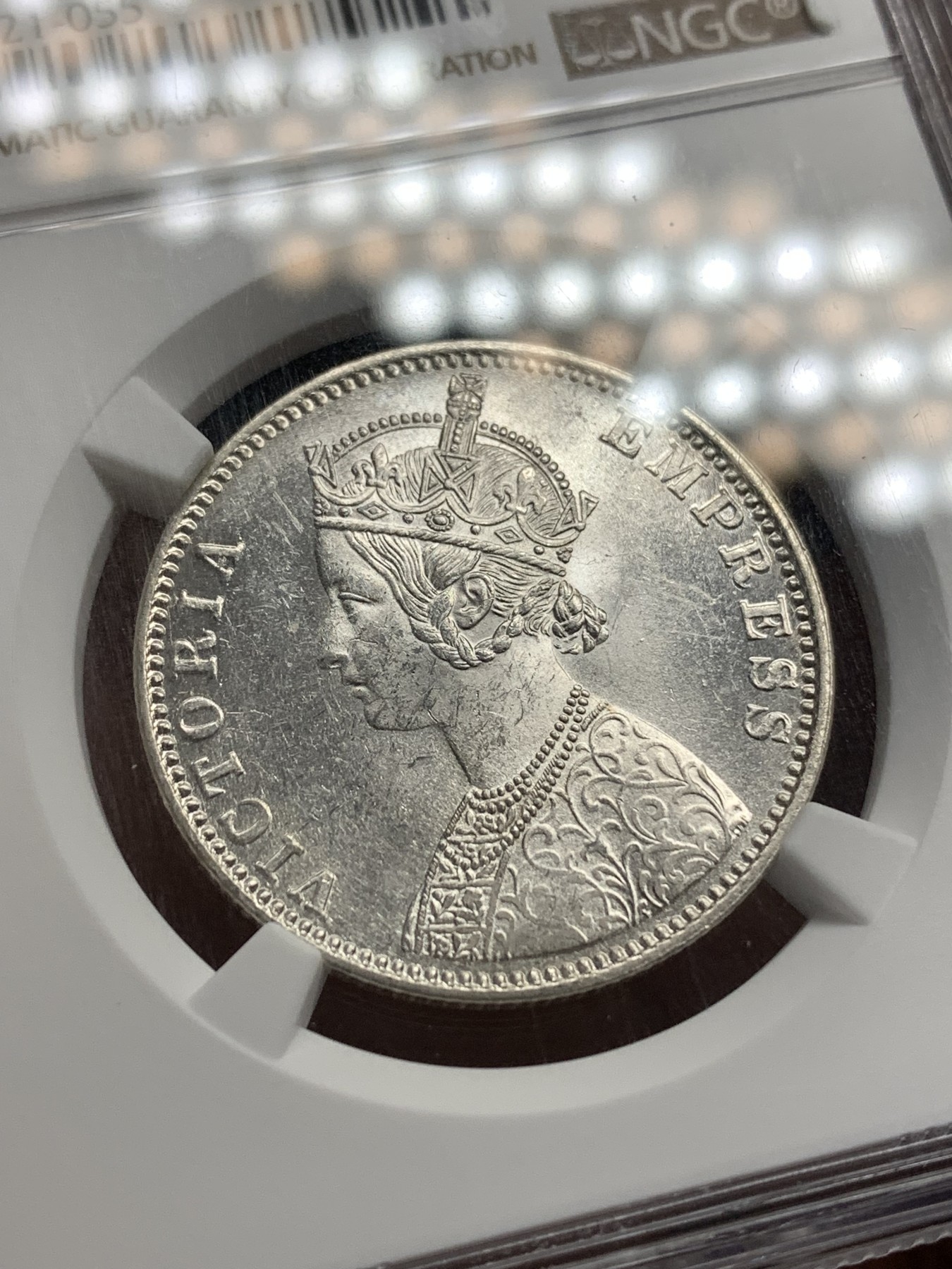 《竞宝斋》第186场-周日，周一 2场 (全场包邮) NGC MS62 1900年 维多利亚 印度 1卢比银币 卷拆原光 光度一流