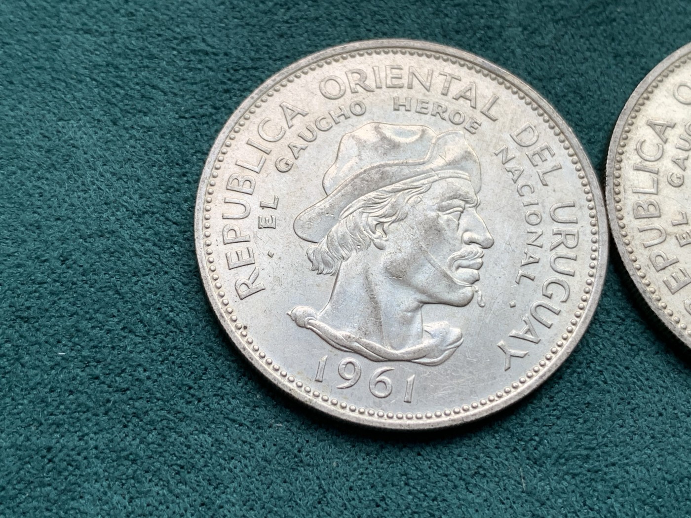 《竞宝斋》第186场-周日，周一 2场 (全场包邮) 乌拉圭1961年反西班牙革命50周年10比索银币一对