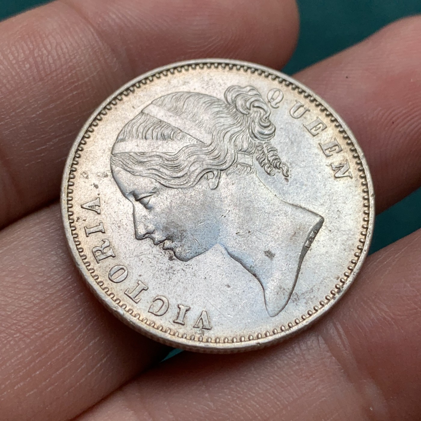 《竞宝斋》第186场-周日，周一 2场 (全场包邮) 英属 印度 维多利亚 1840年 双辫版 1卢比 银币 细节不错