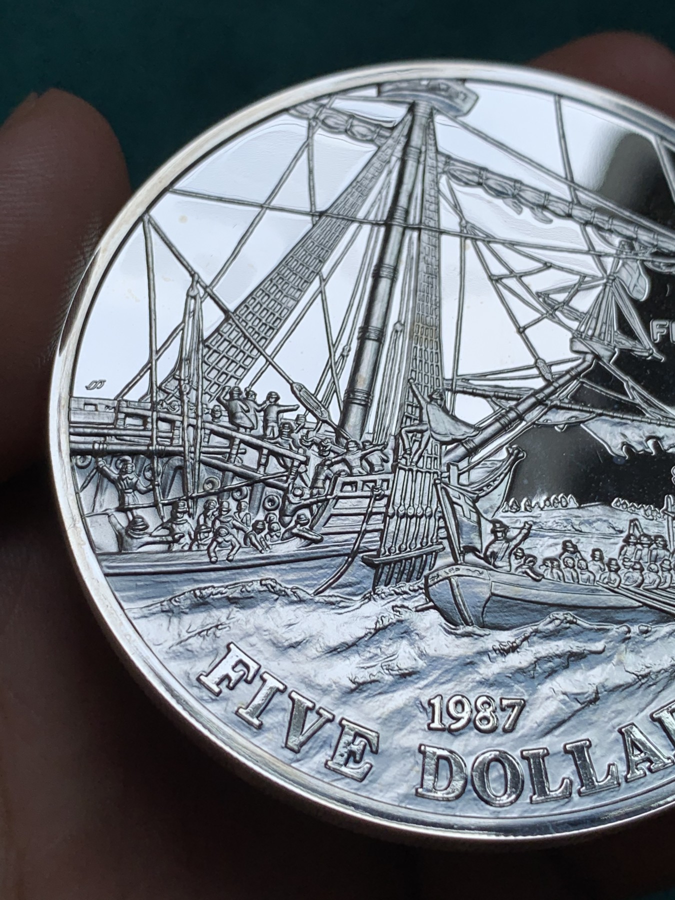 《竞宝斋》第186场-周日，周一 2场 (全场包邮) 百慕达群岛授权新加坡发行1987年5盎司银币（65mm，155.5克，999纯银）面值5dollars，铸造量2W枚，品相完美，附原盒原证书