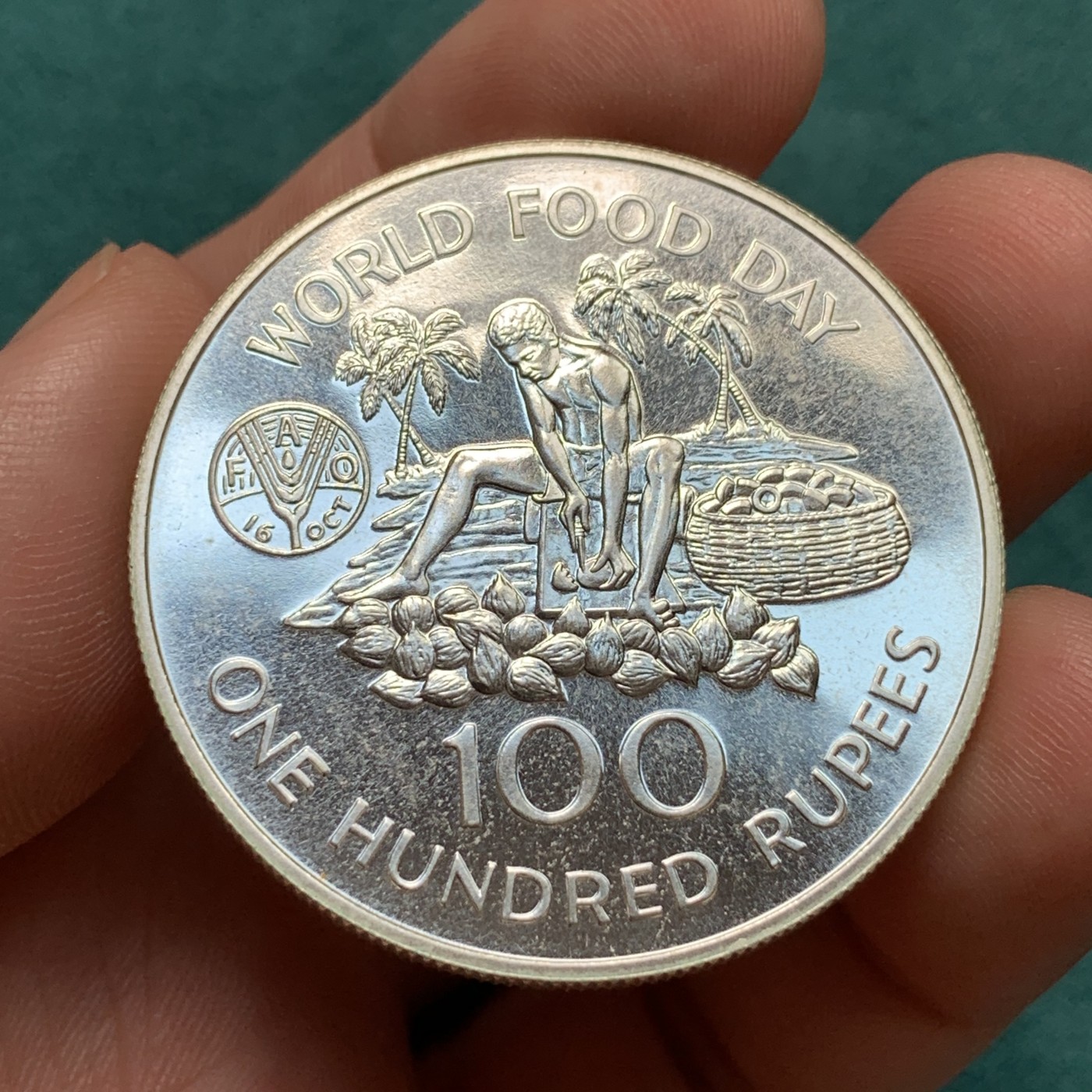 《竞宝斋》第186场-周日，周一 2场 (全场包邮) 塞舌尔1981年FAO纪念100卢比普制大银币，500银，直径41.2mm，重量35g，发行量1万枚，普制比精制的少