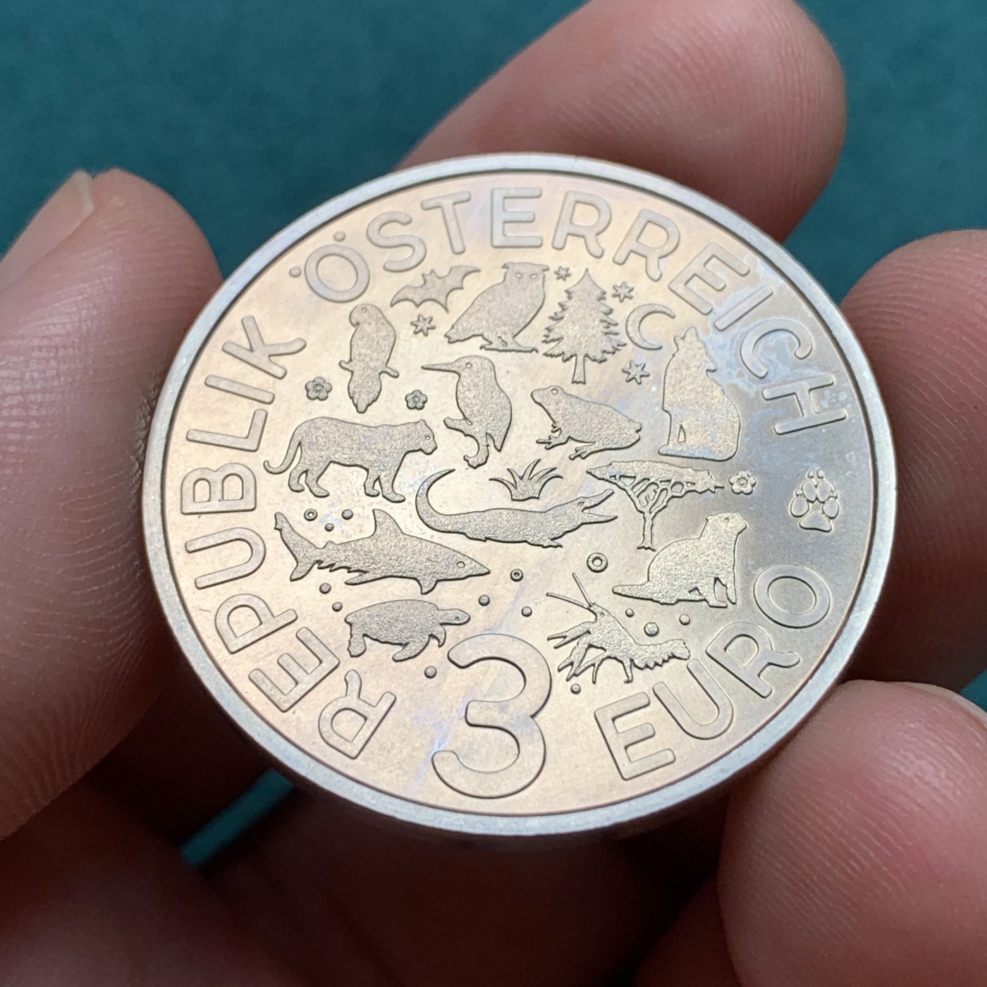 《竞宝斋》第186场-周日，周一 2场 (全场包邮) 2017 荧光鳄鱼 3欧元纪念币 在强光照射下夜光显现 比较有意思